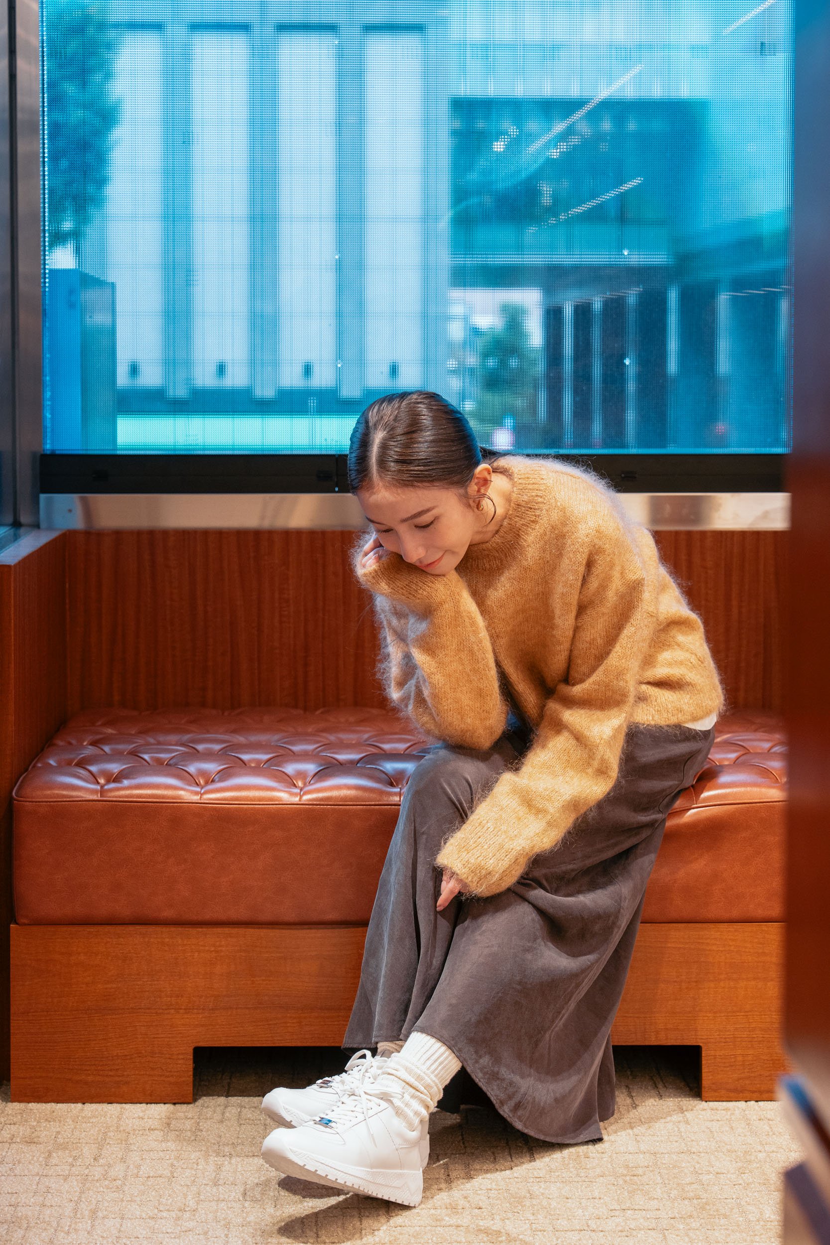 白いスニーカーを履いたモデル