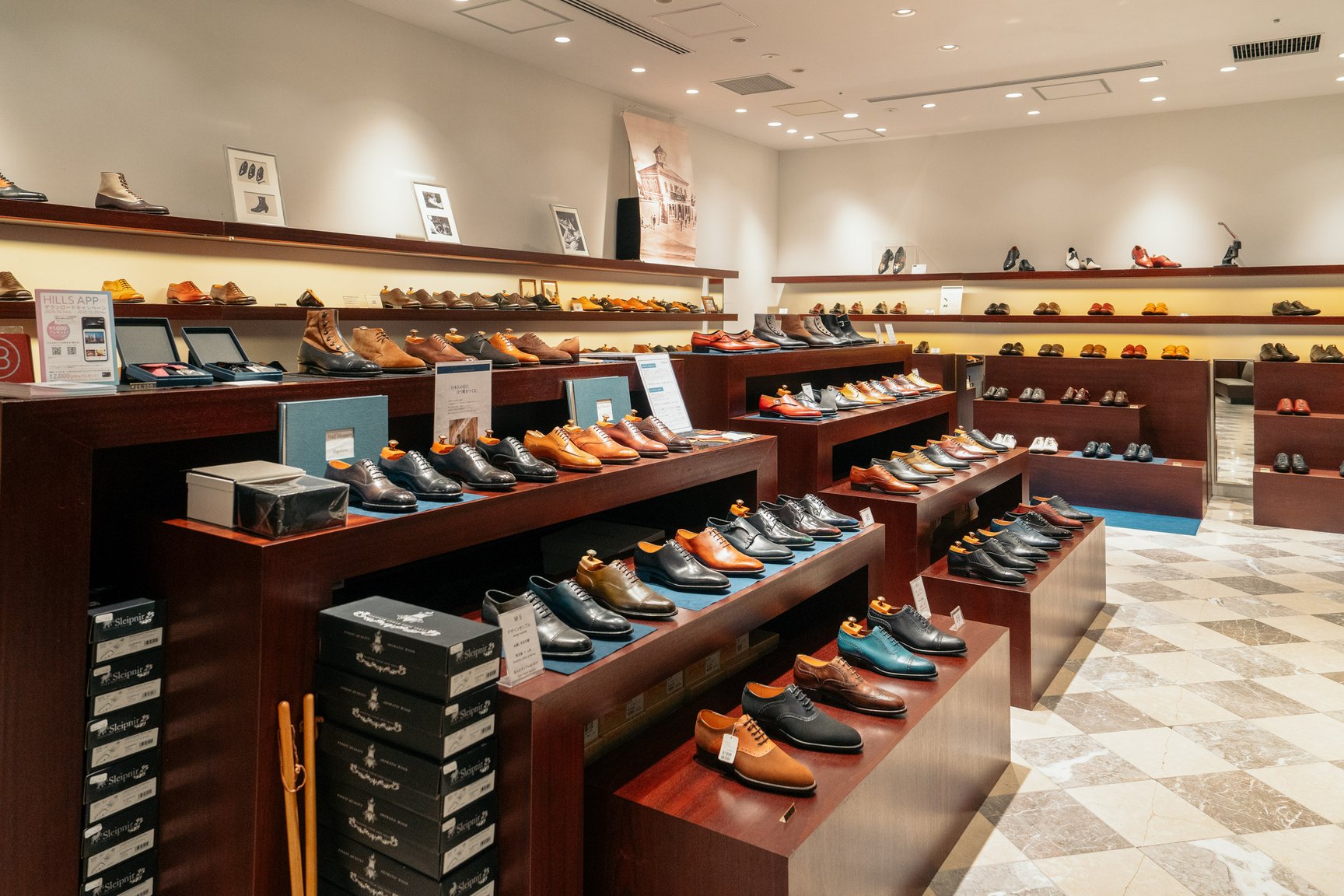 大塚製靴の店内