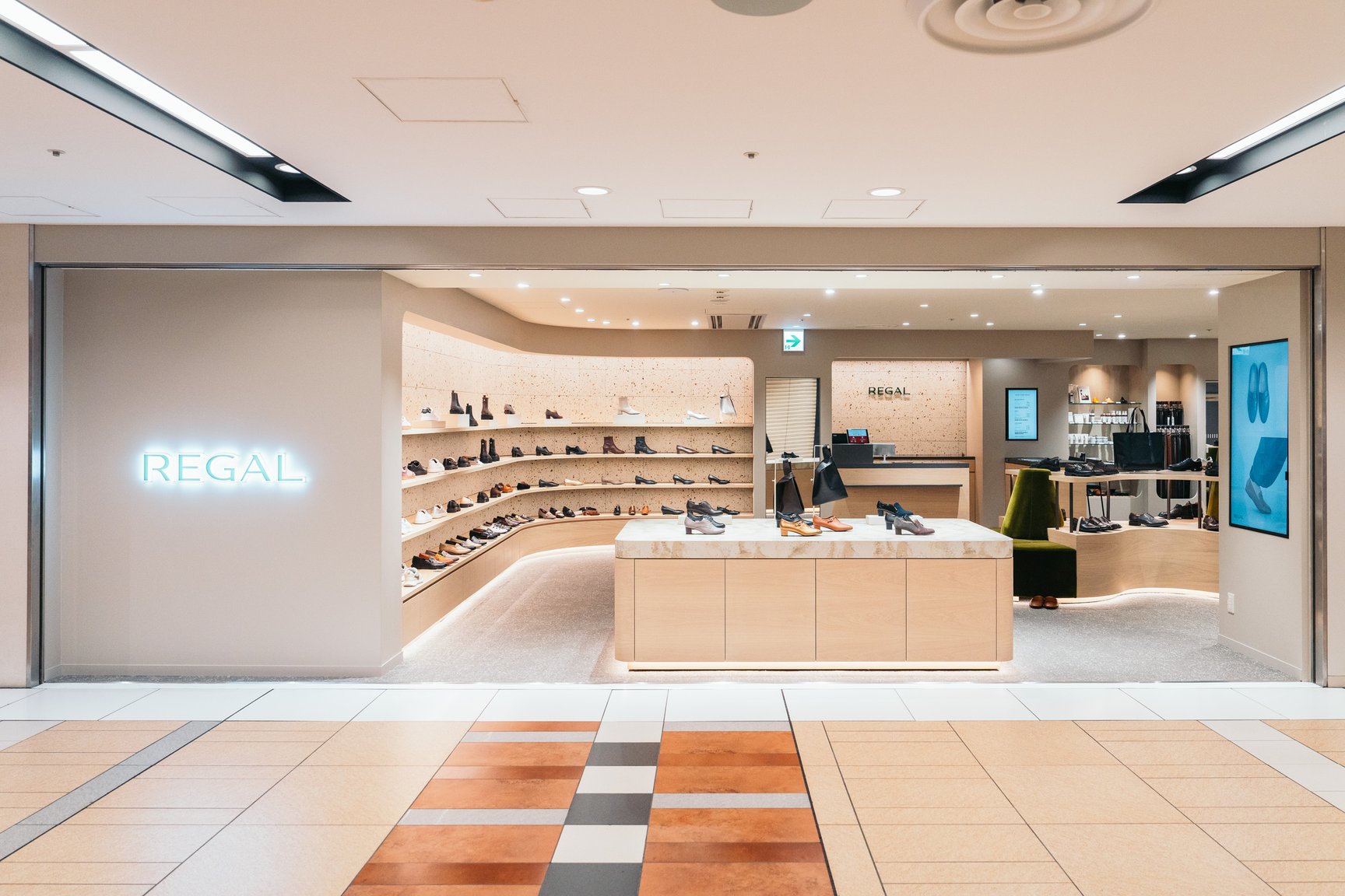 リーガル ヤエチカの店内