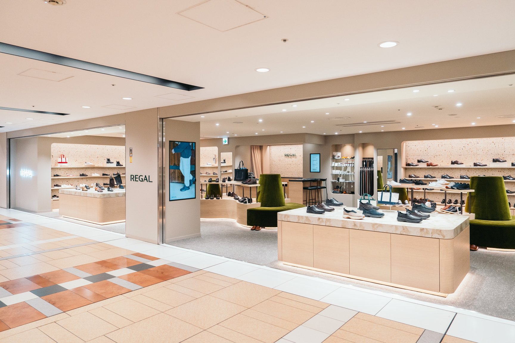 リーガル ヤエチカの店内