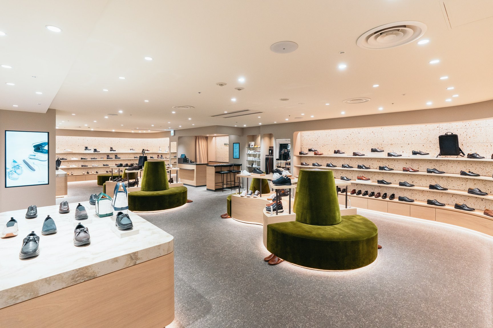 リーガル ヤエチカの店内