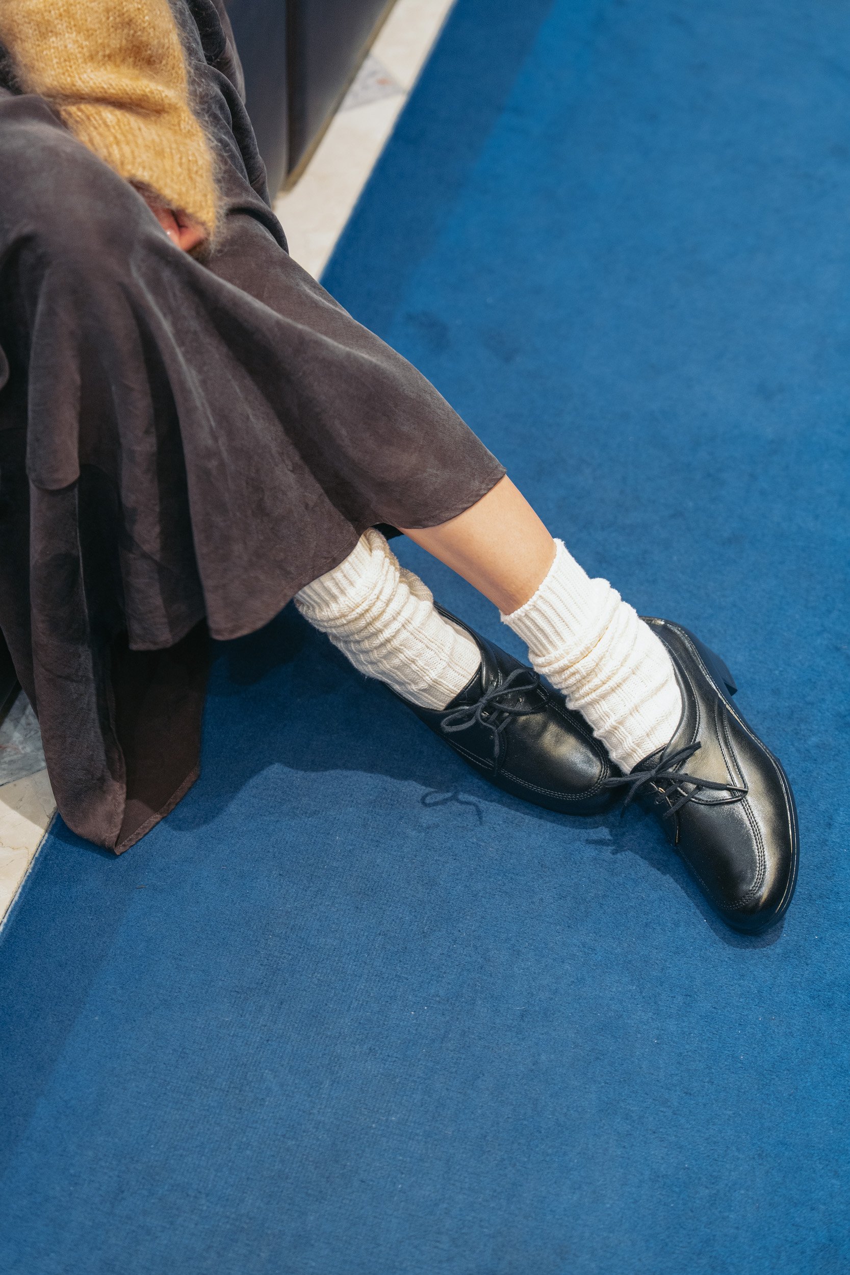 革靴を履いたモデル