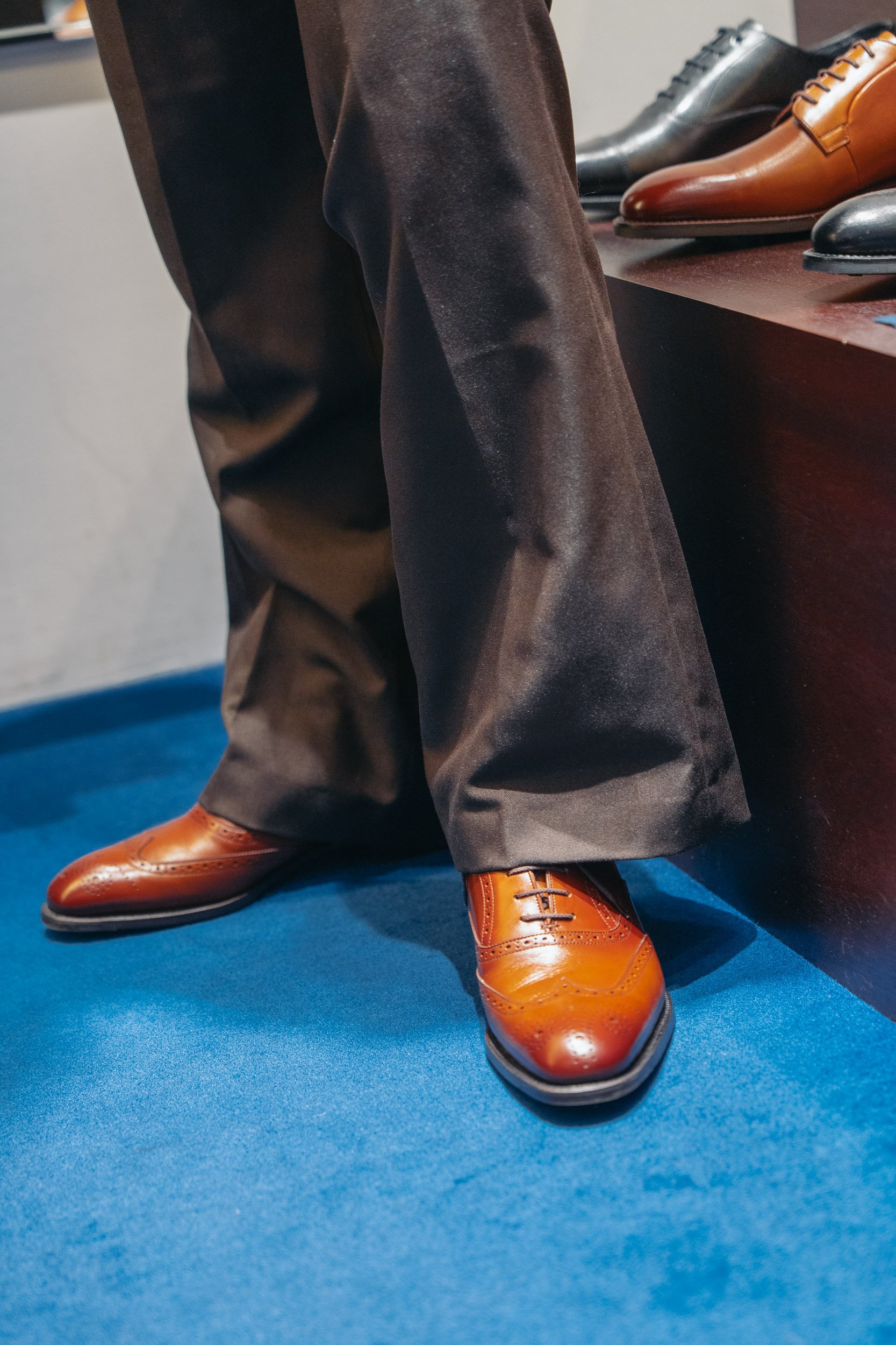 革靴を履いたモデル