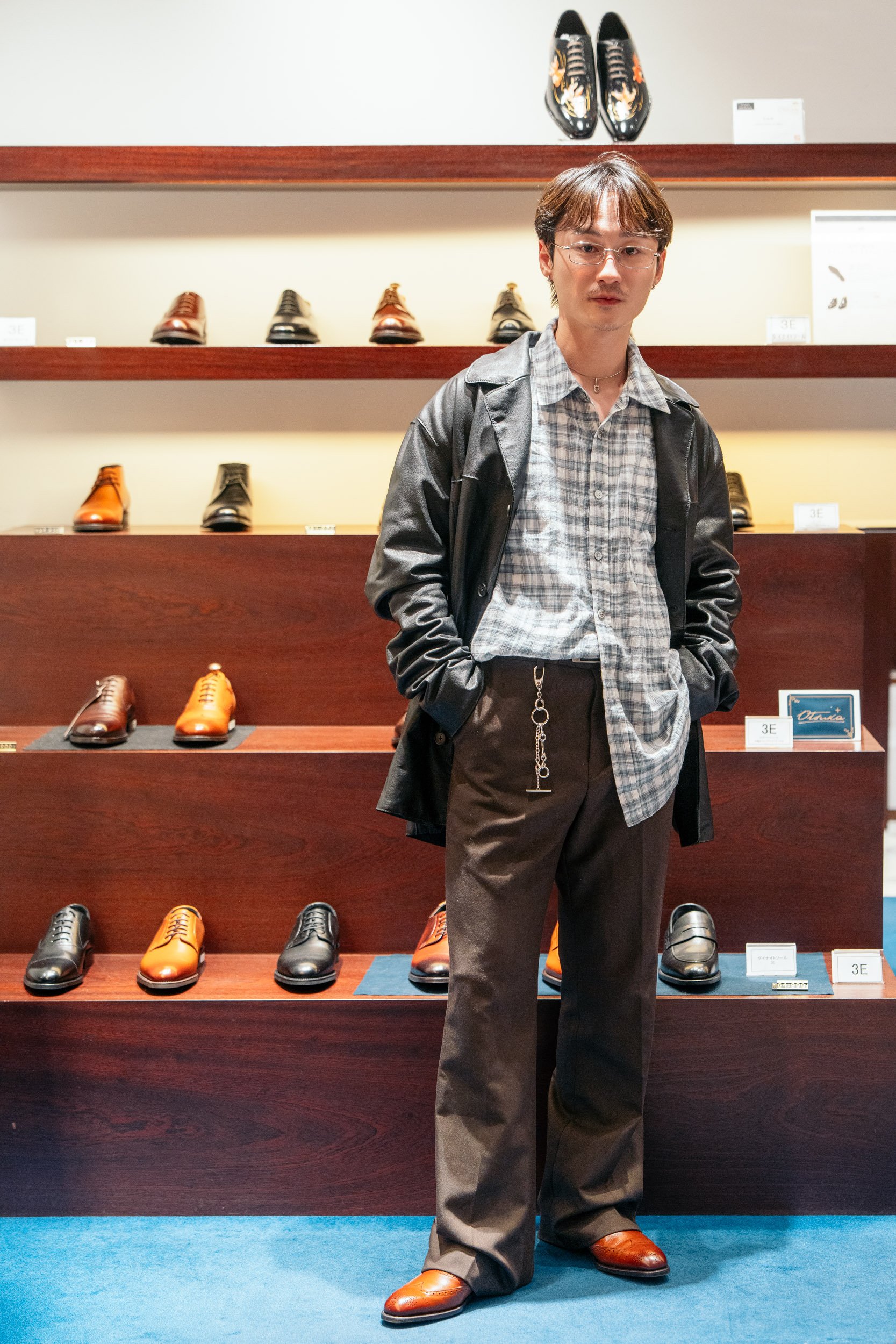 革靴を履いたモデル