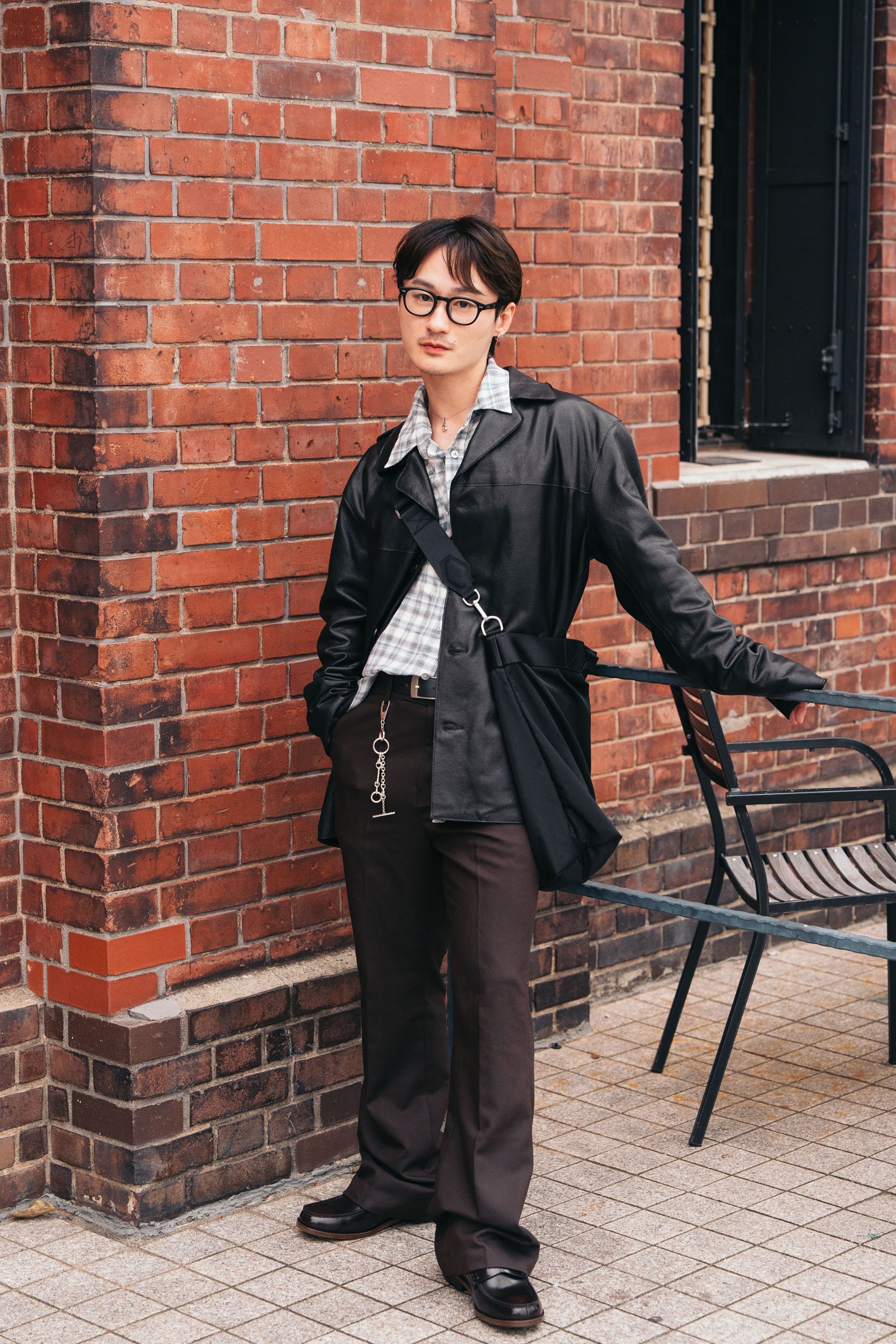 革靴を履いたモデル