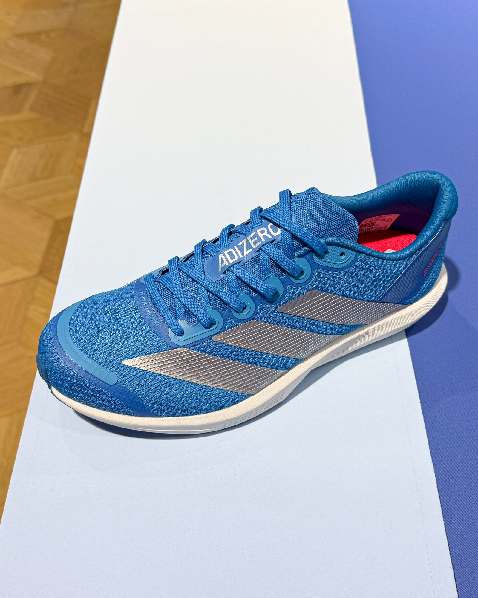 青いランニングシューズ