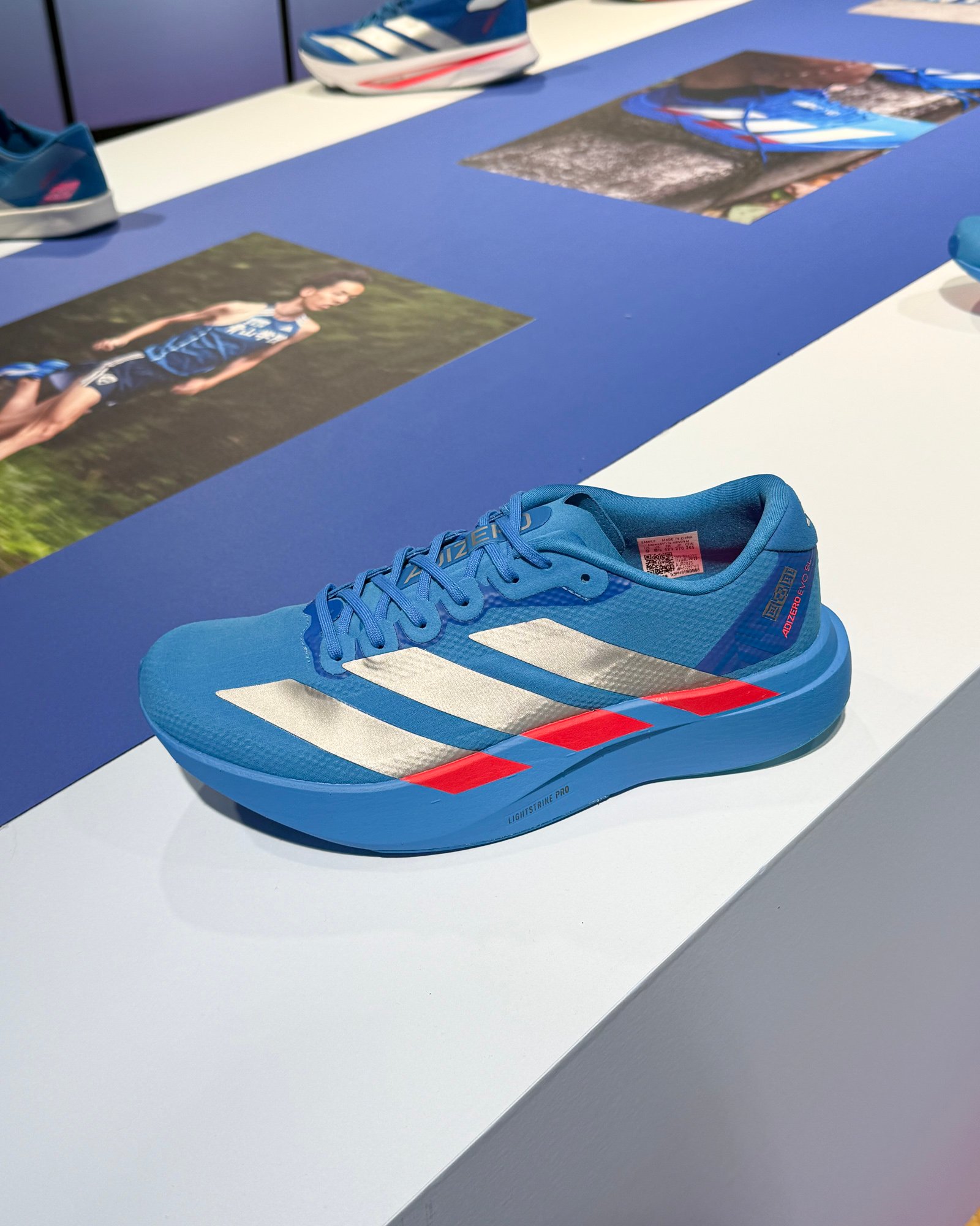 青いランニングシューズ