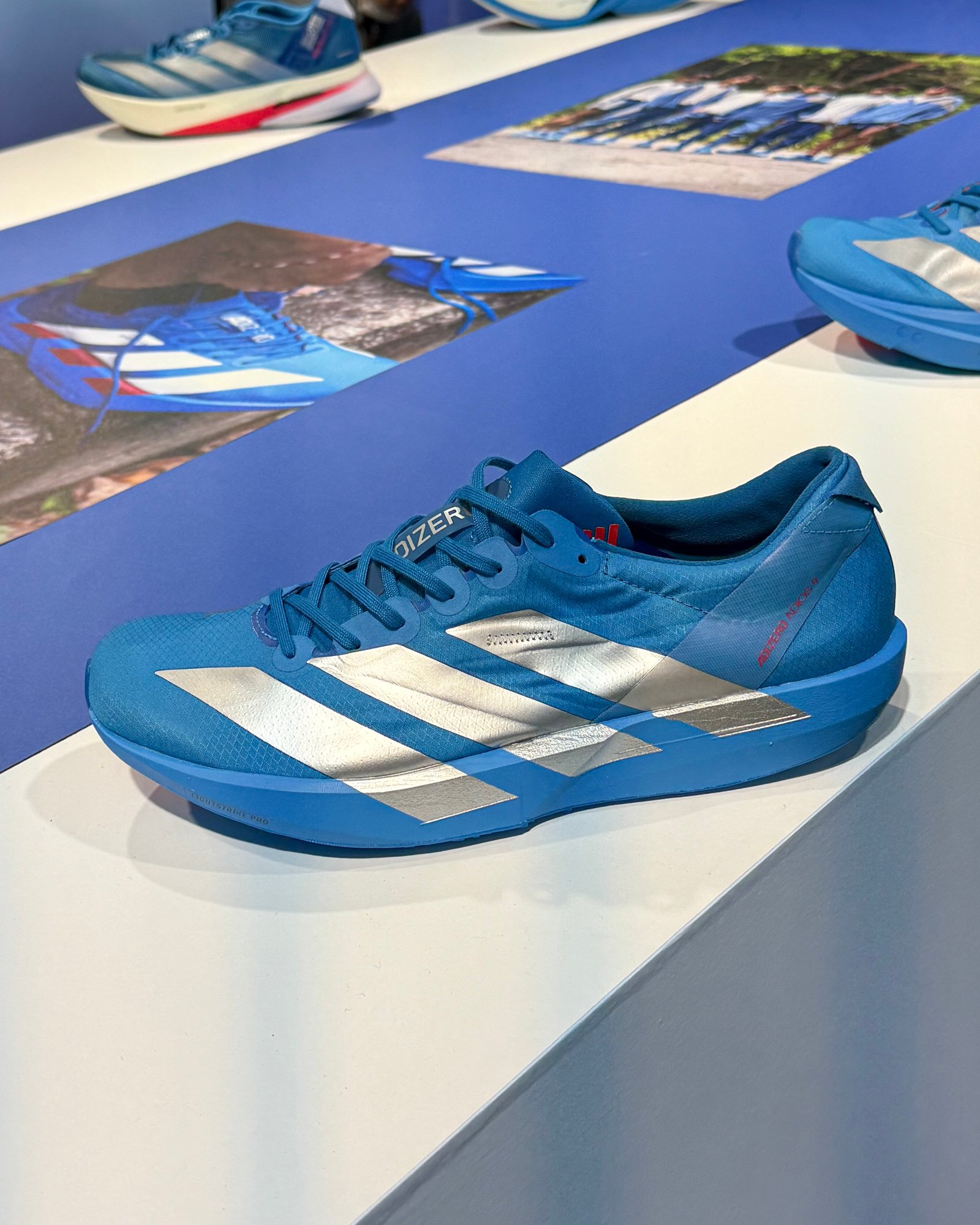 青いランニングシューズ