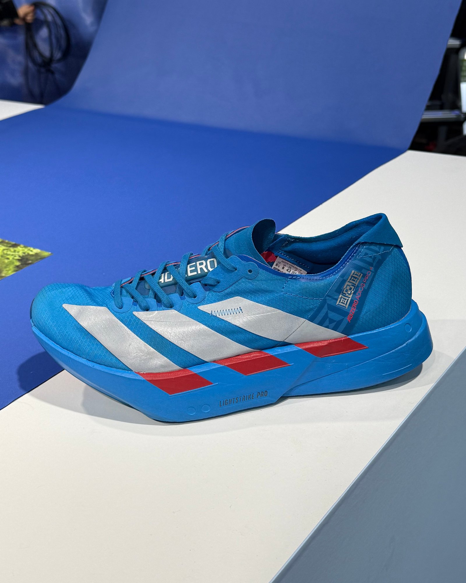 青いランニングシューズ