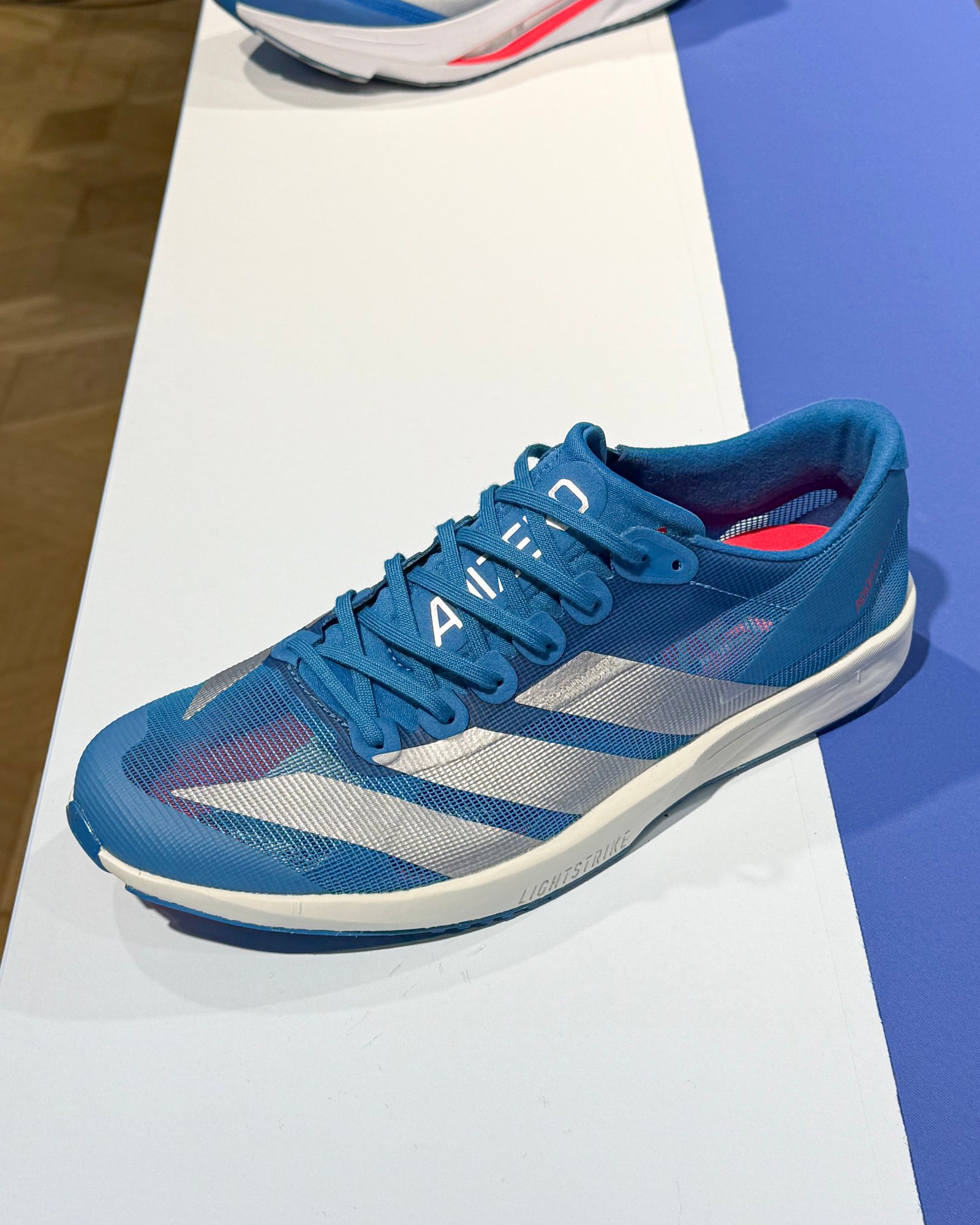 青いランニングシューズ