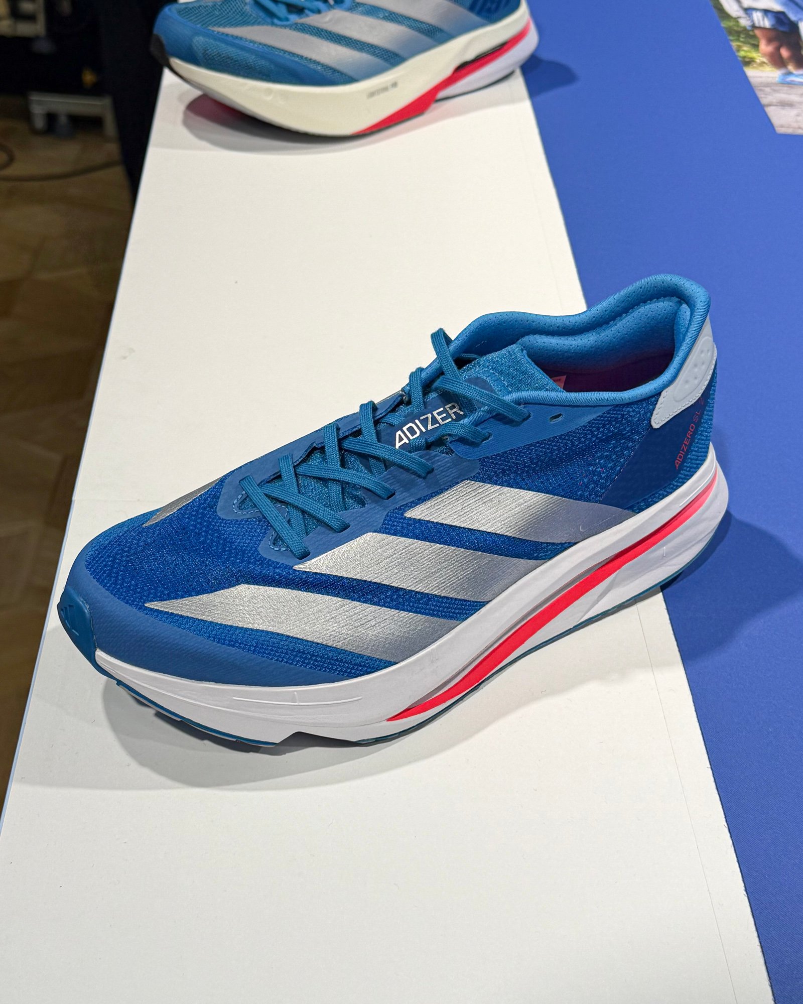 青いランニングシューズ