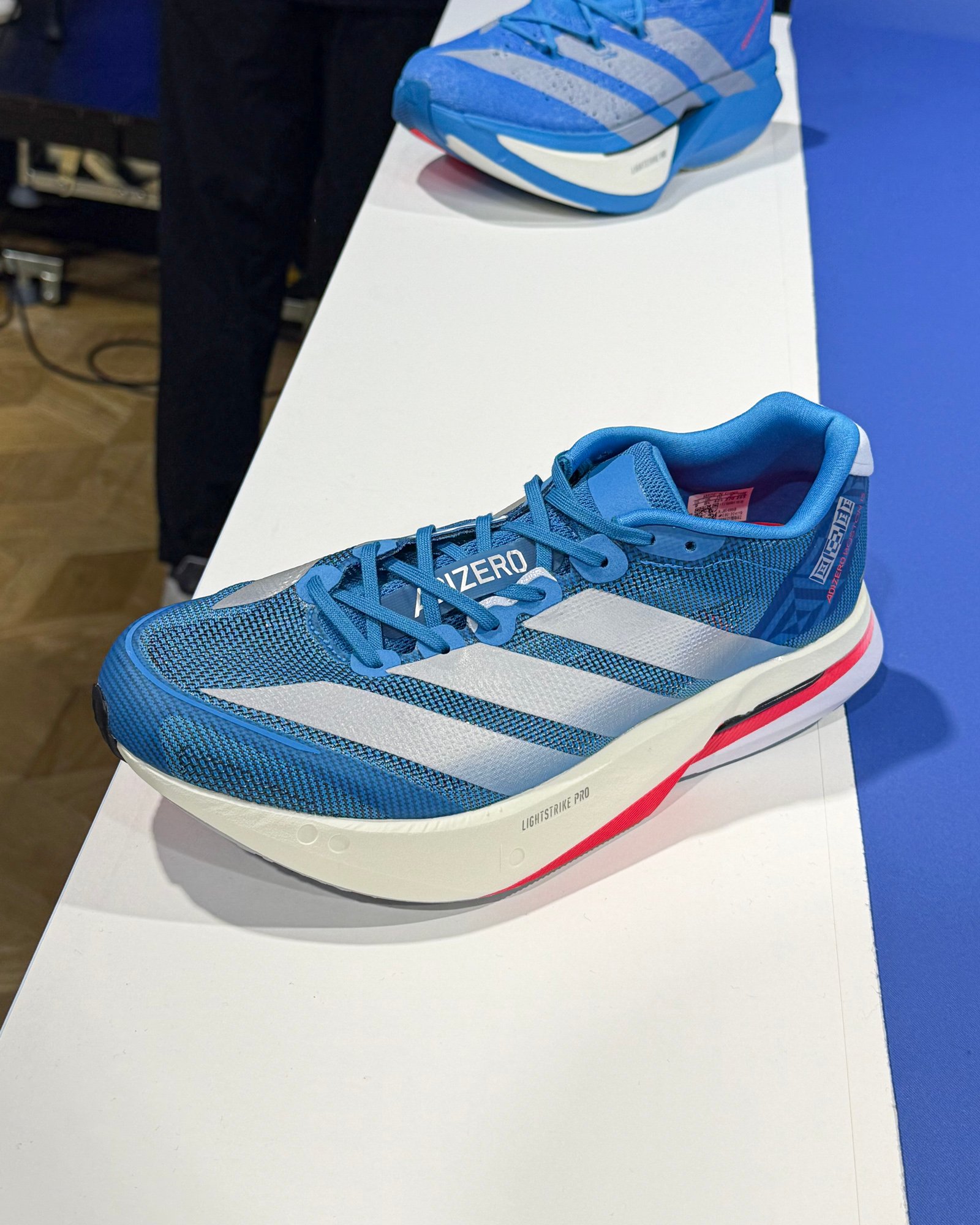 青いランニングシューズ