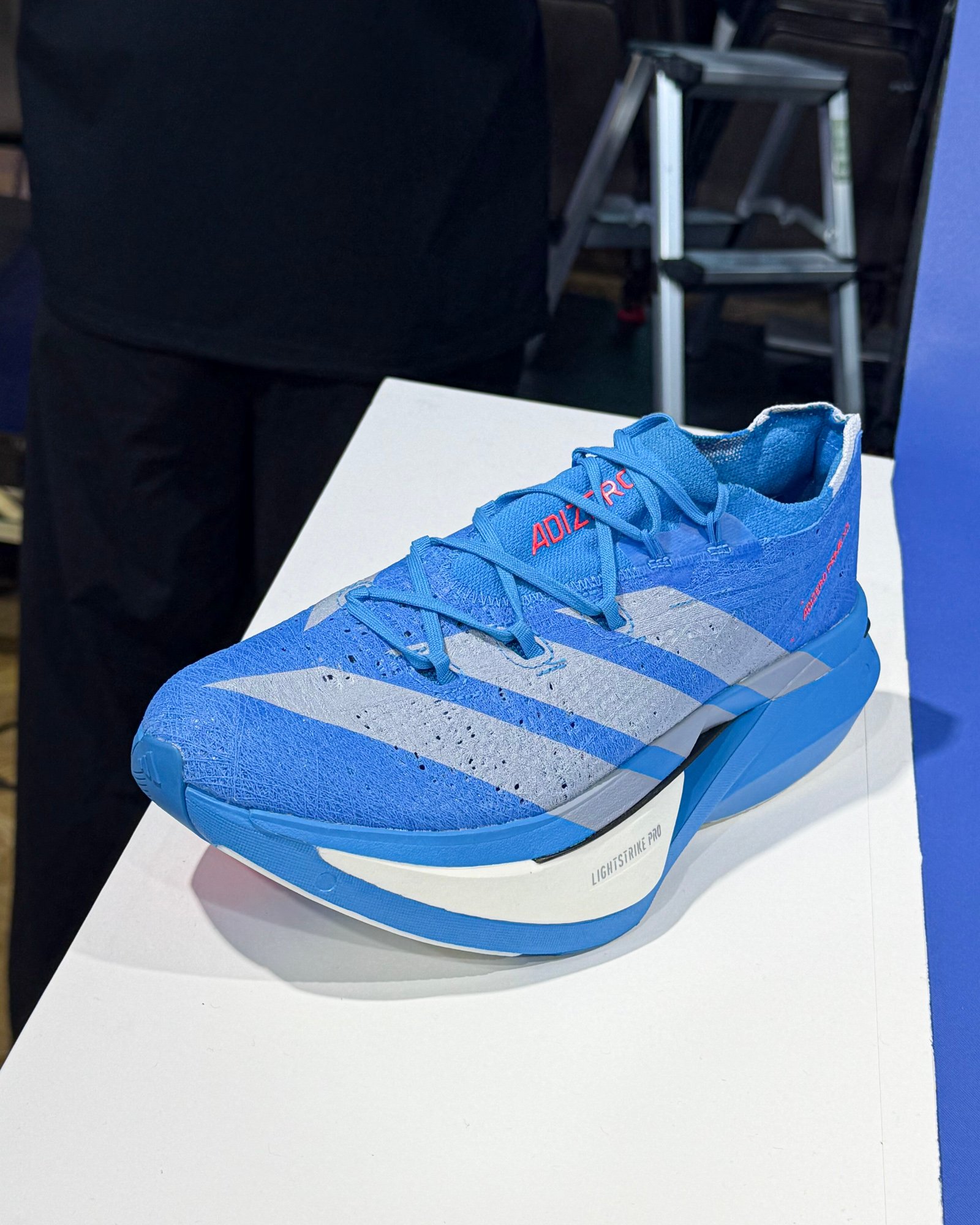 青いランニングシューズ