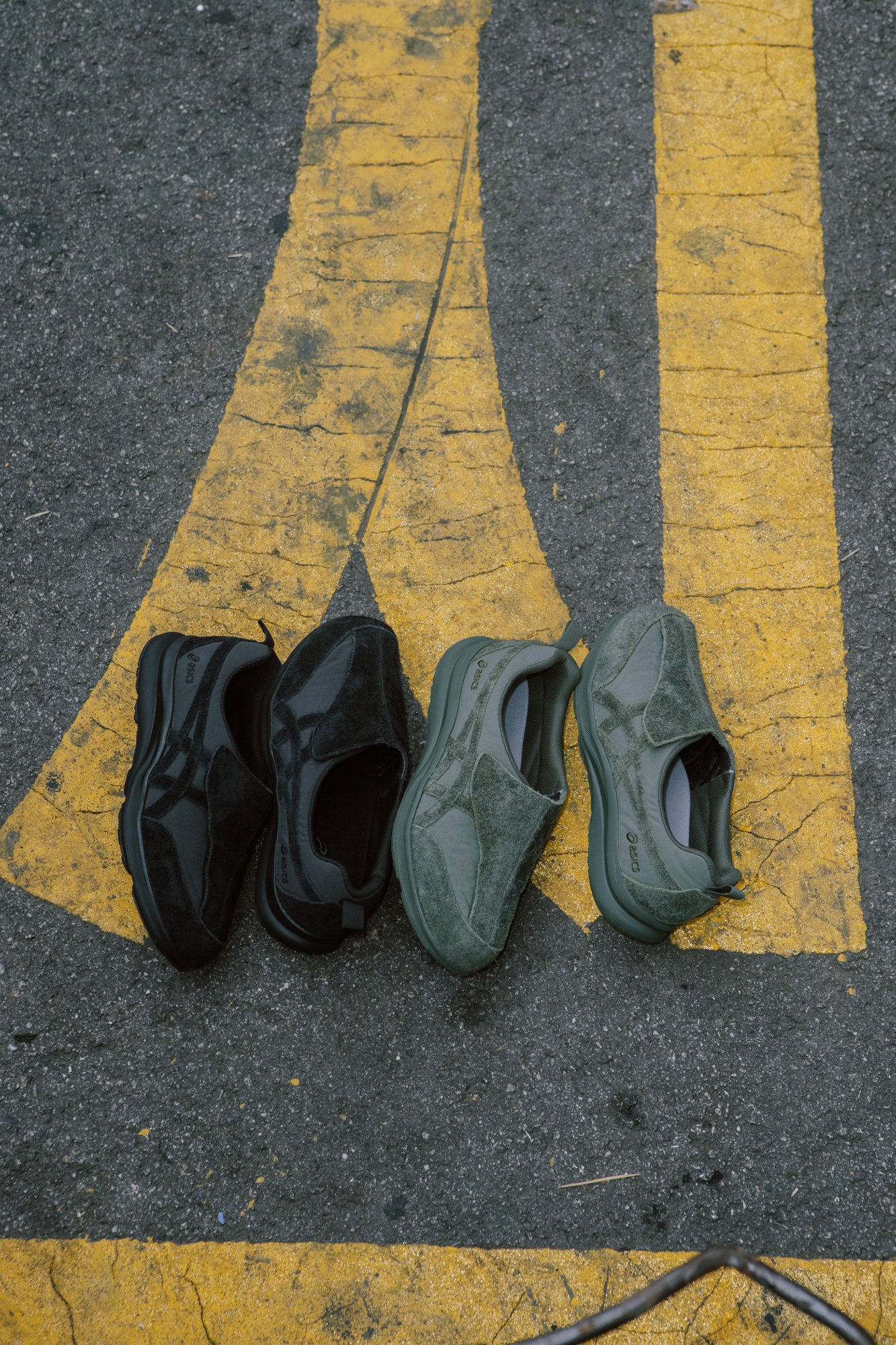 黒とグリーンのスニーカー