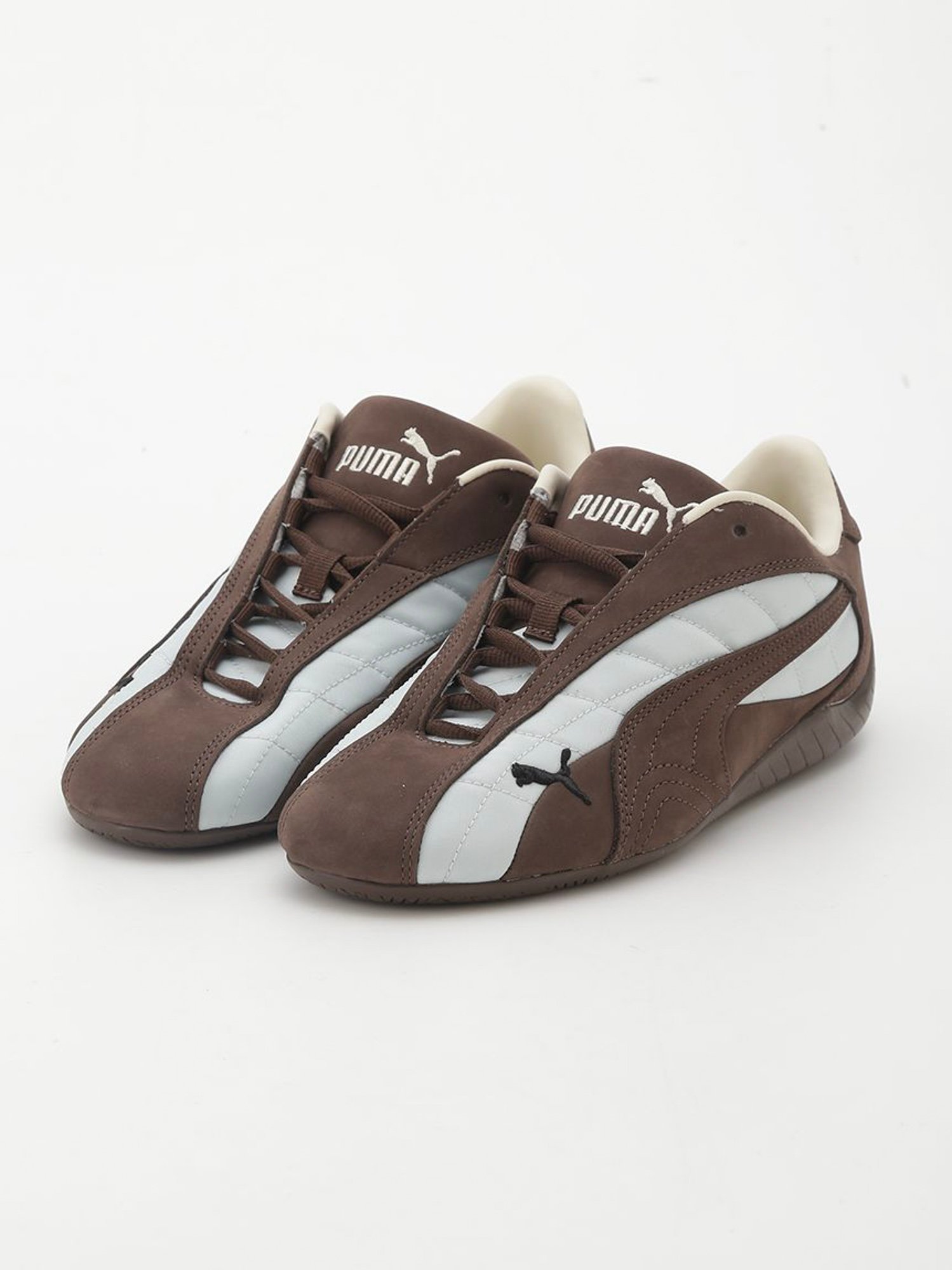 黒いスニーカー