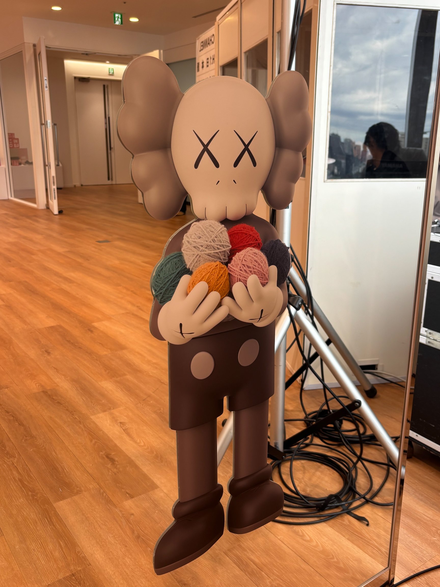 KAWSが登壇したユニクロの説明会画像