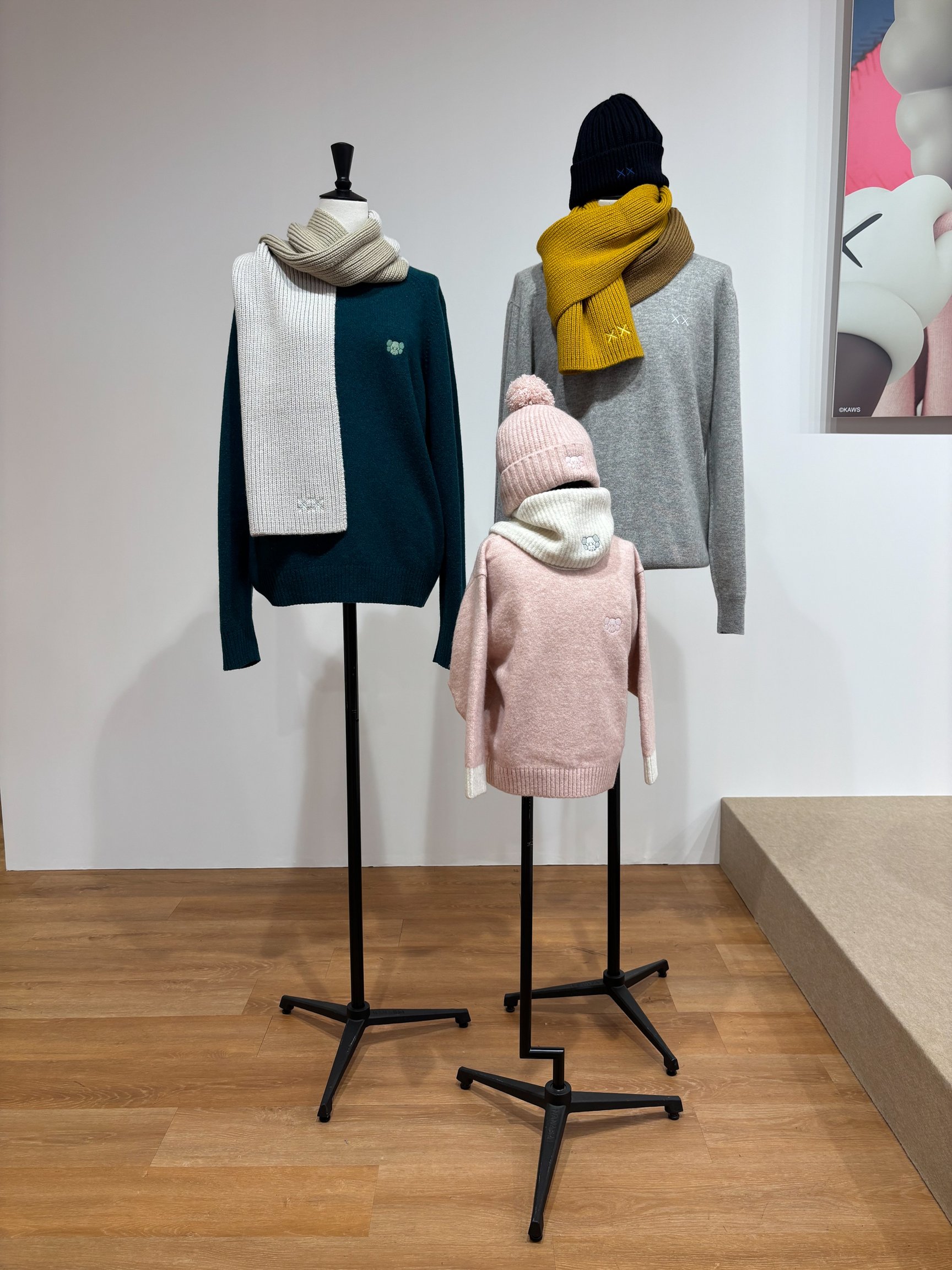 KAWSが登壇したユニクロの説明会画像