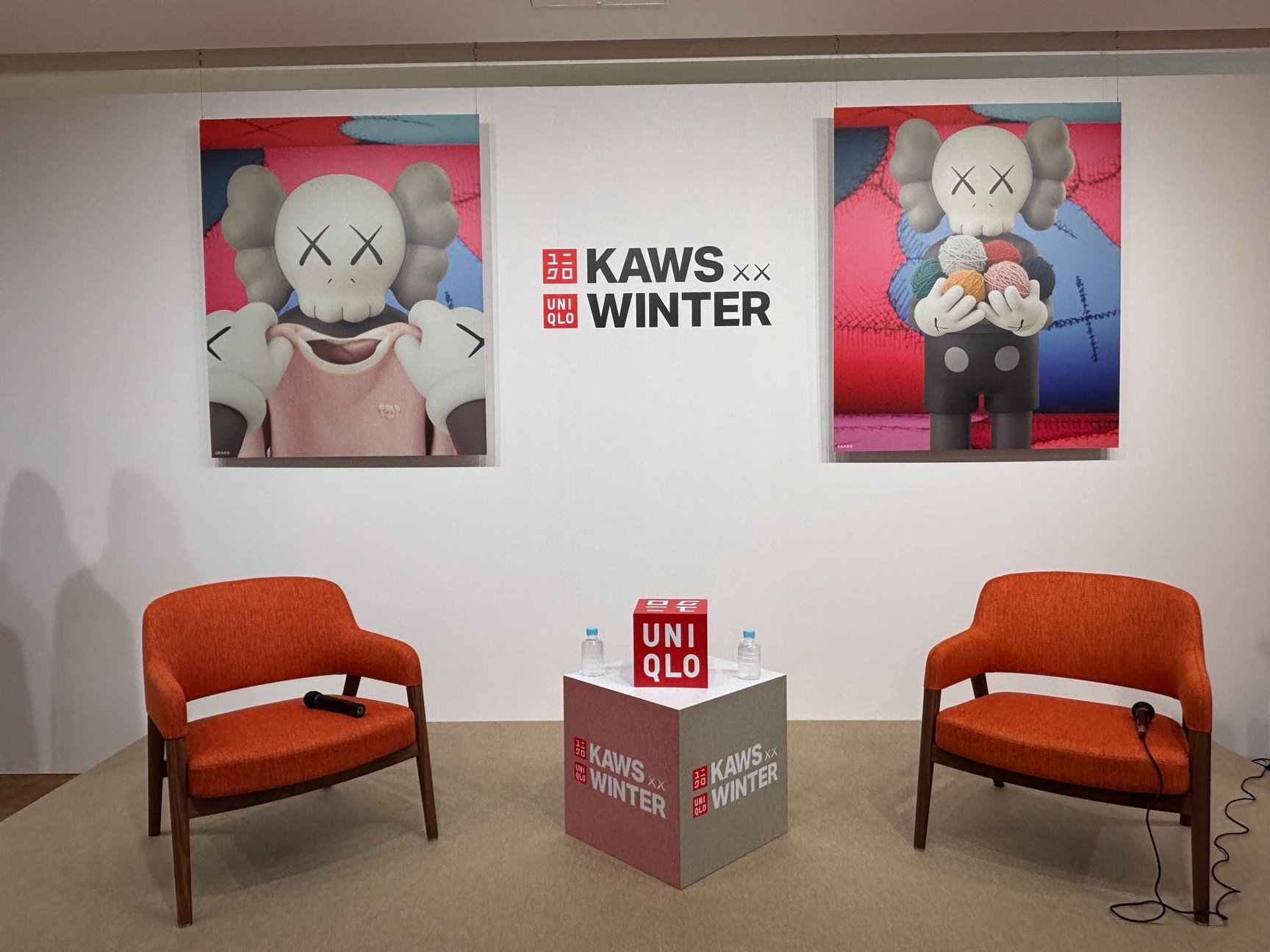 KAWSが登壇したユニクロの説明会画像