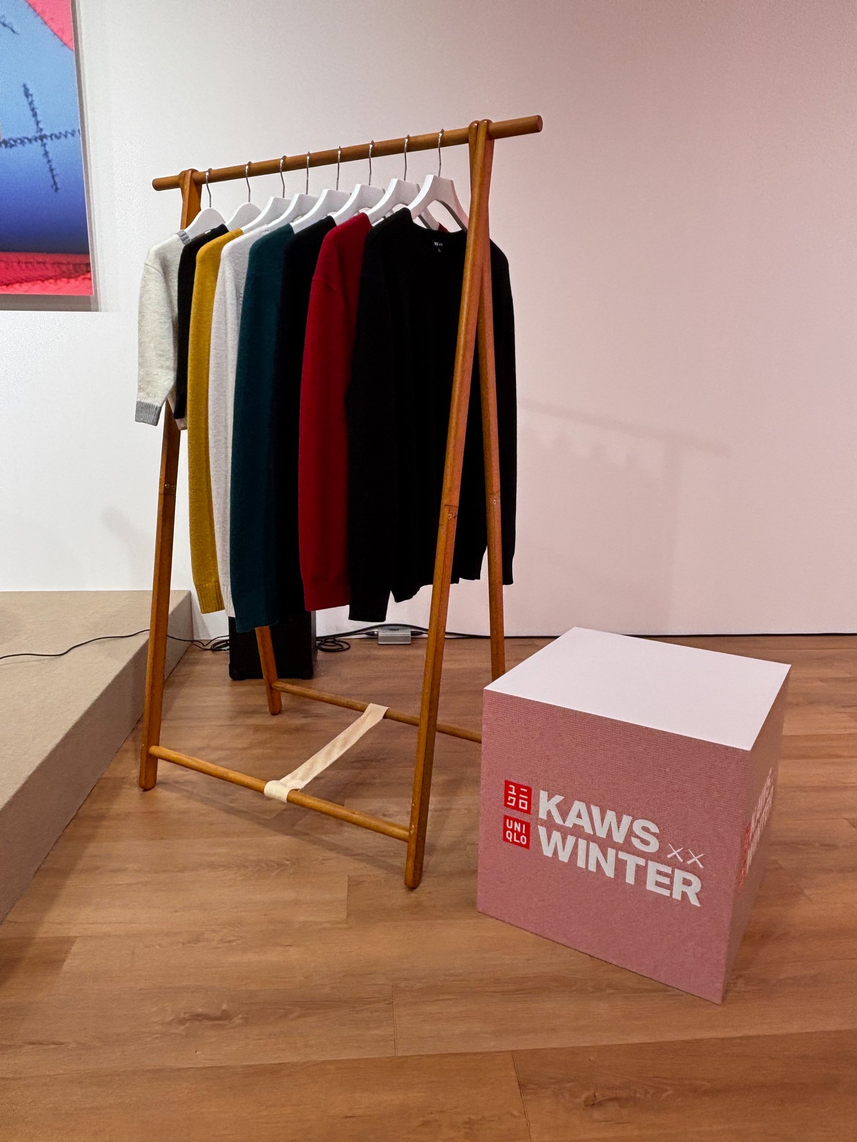 KAWSが登壇したユニクロの説明会画像