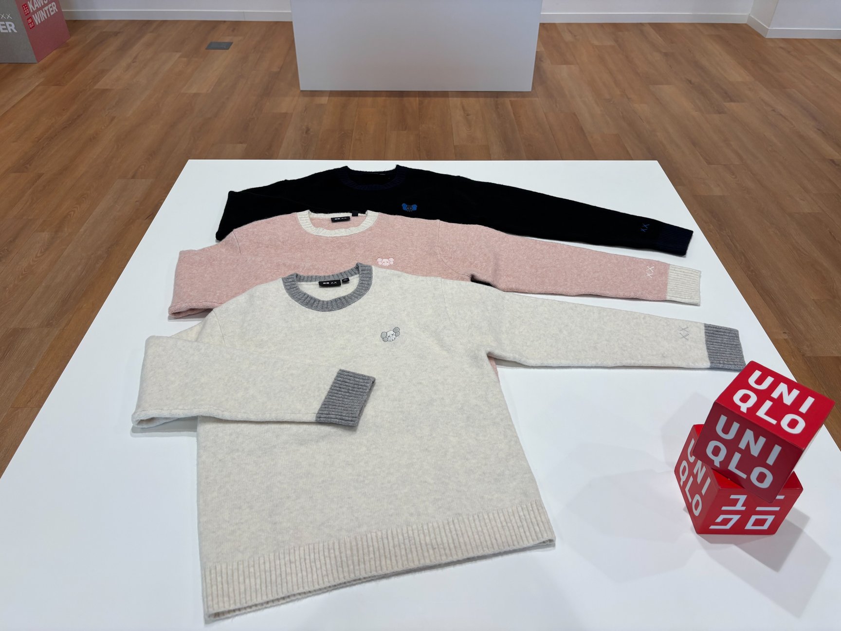 KAWSが登壇したユニクロの説明会画像