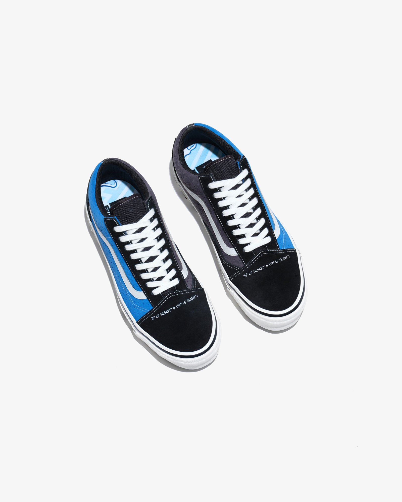 黒とブルーをあしらったスニーカー