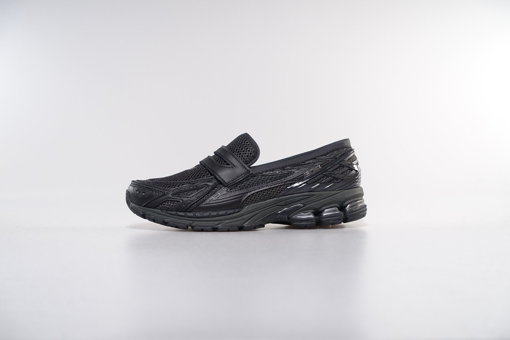 黒いスニーカー