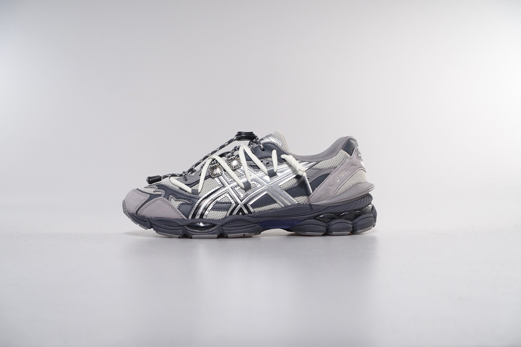 グレーのスニーカー