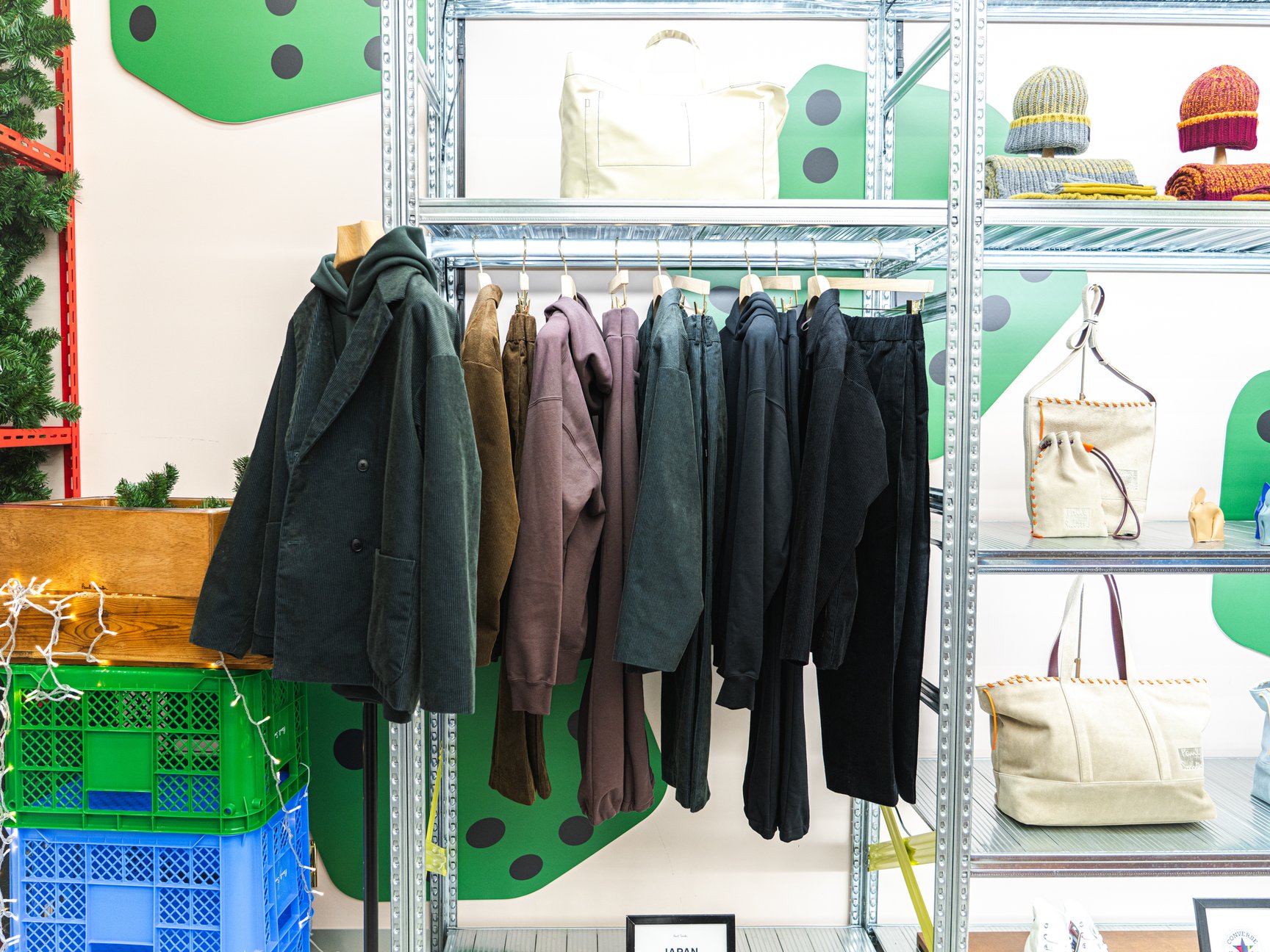 ラックにかかった「JAPAN LIMITED PROJECT」のアイテム