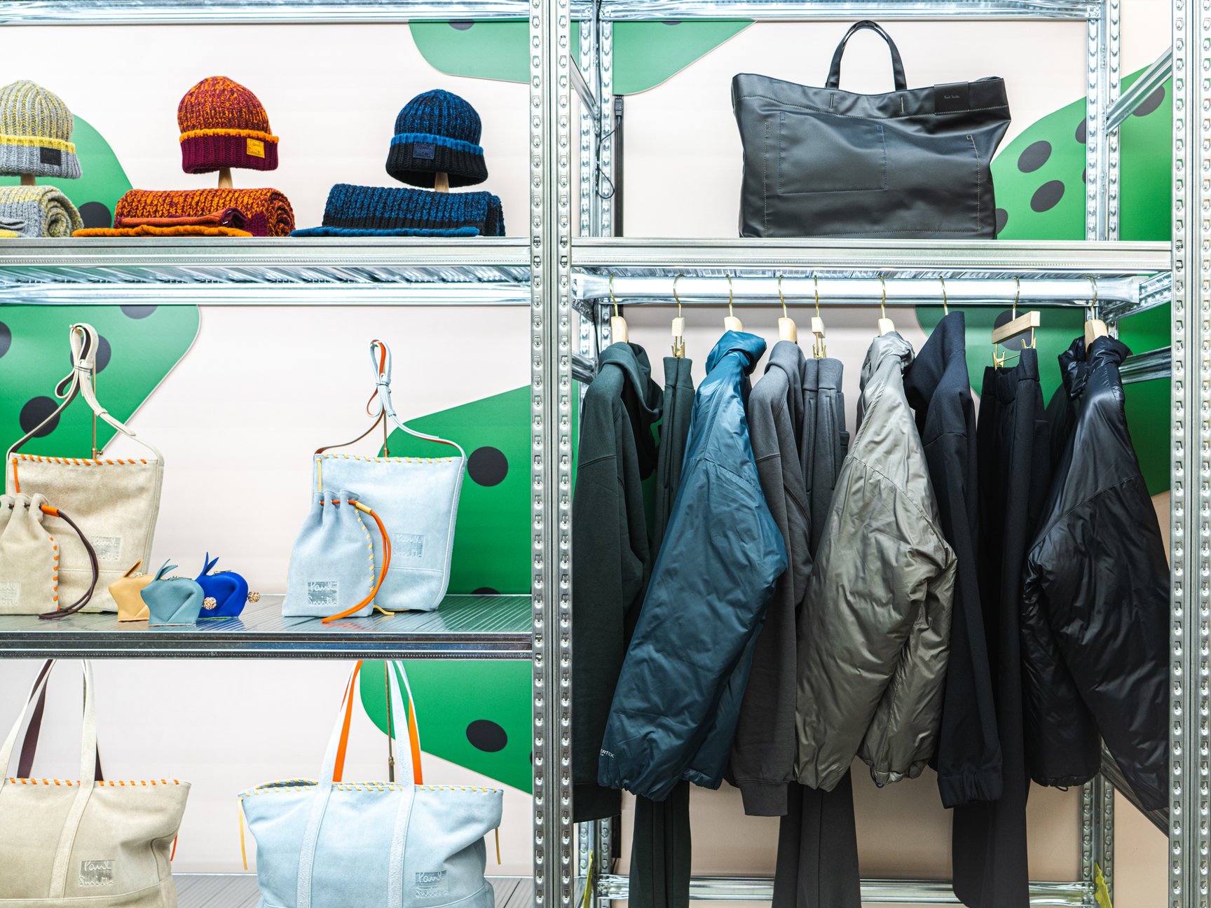 ラックにかかった「JAPAN LIMITED PROJECT」のアイテム