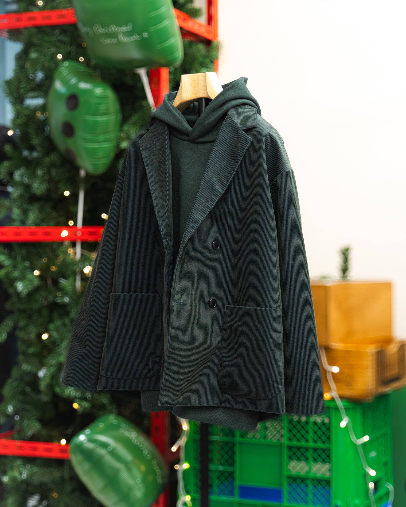 ダークグリーンのコーデュロイジャケットを着たトルソー