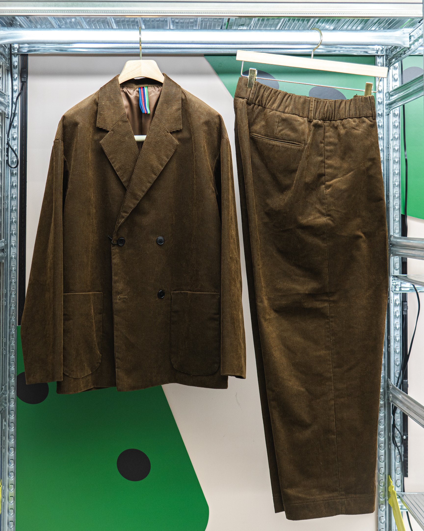 ブラウンのコーデュロイジャケットとパンツ