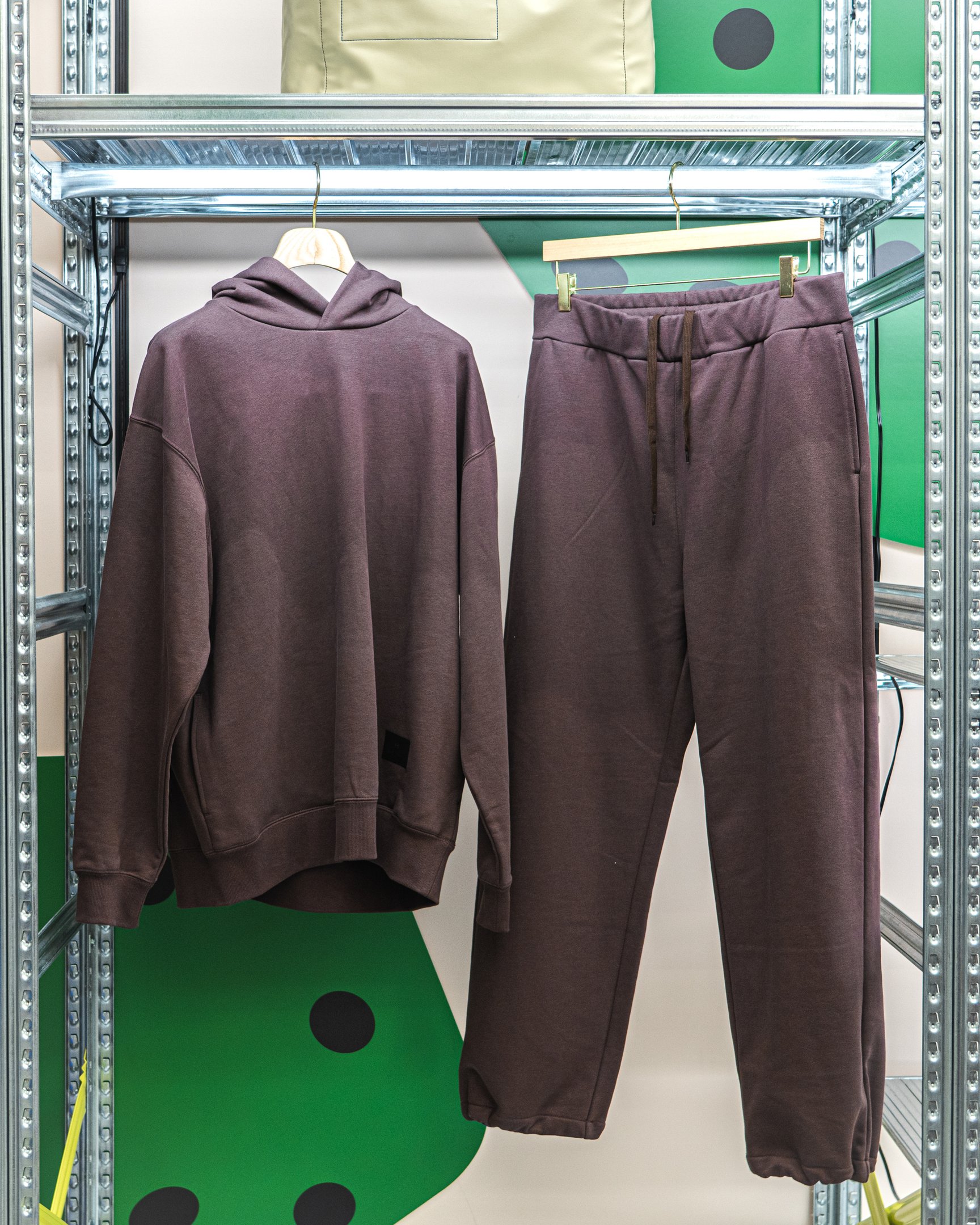 ブラウンのフーディーとスウェットパンツ