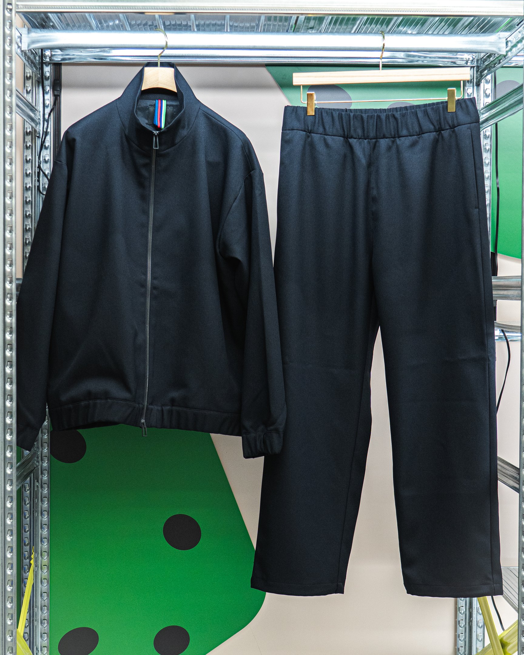 トラックジャケットとトラックパンツ