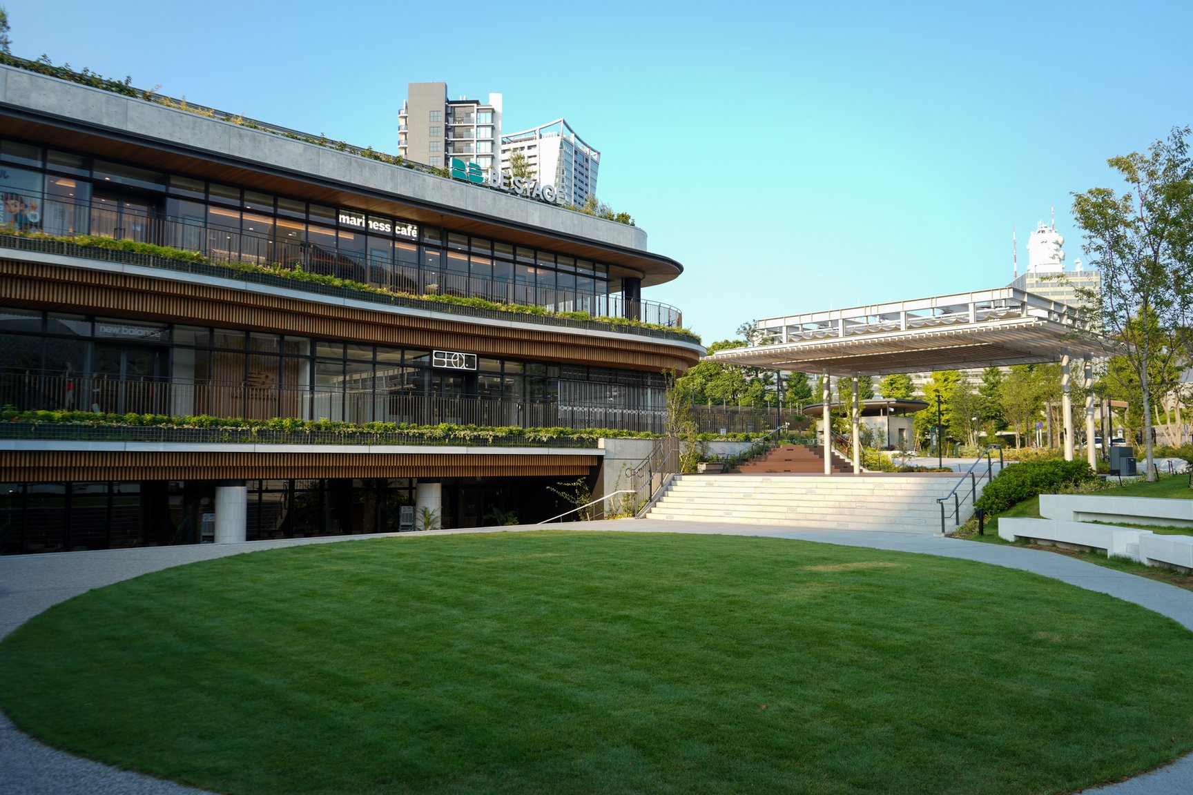 ラントリップが2025年6月に代々木公園の一画に開業したランニングステーションの内観画像