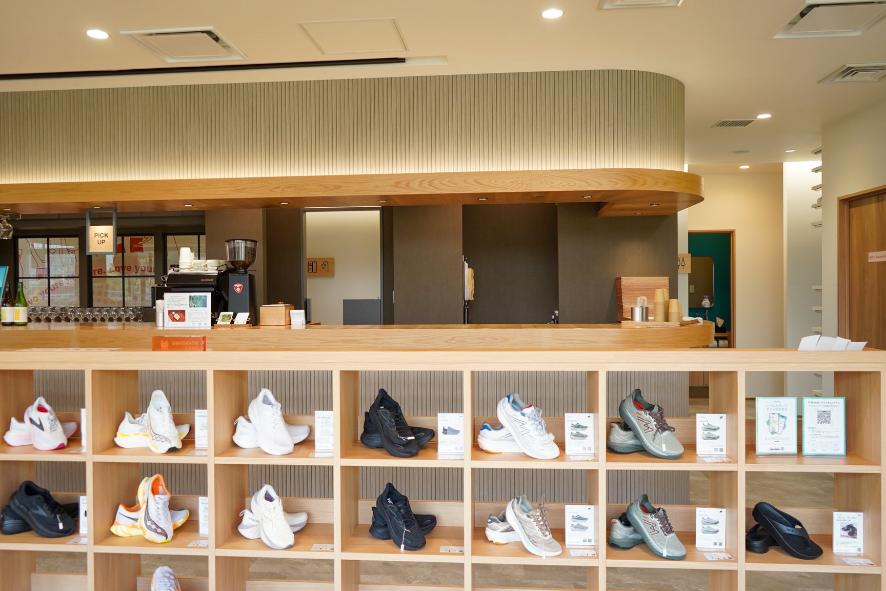 ラントリップが2025年6月に代々木公園の一画に開業したランニングステーションの内観画像