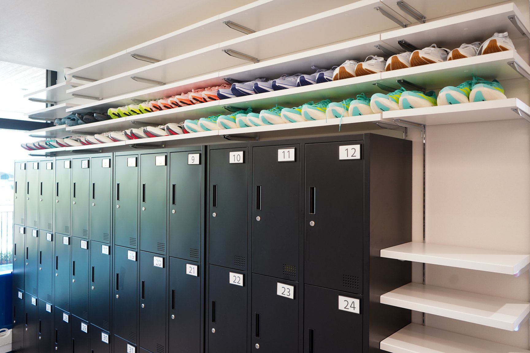 ラントリップが2025年6月に代々木公園の一画に開業したランニングステーションの内観画像