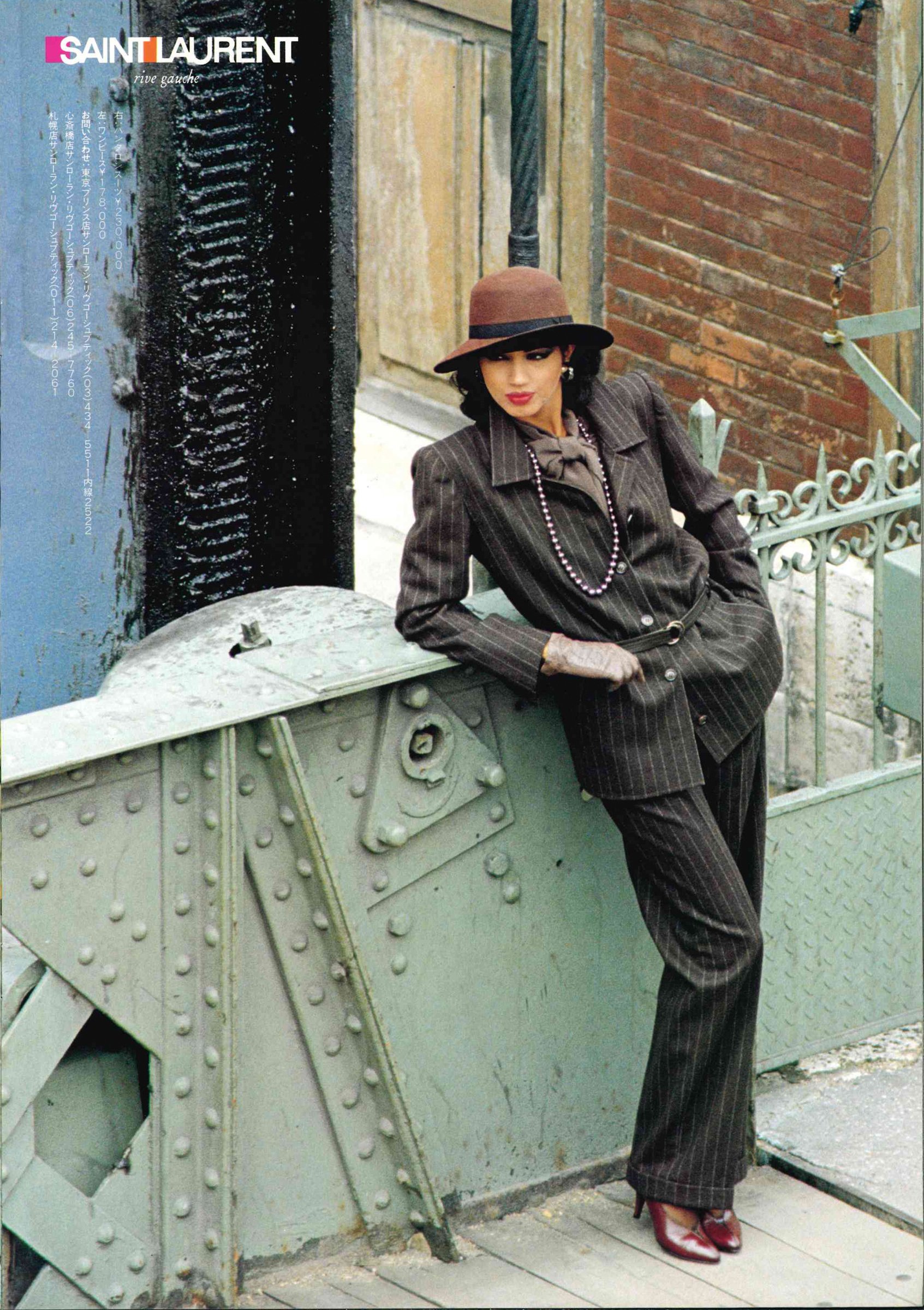 リヴ・ゴーシュのパンツスーツを着た女性モデル