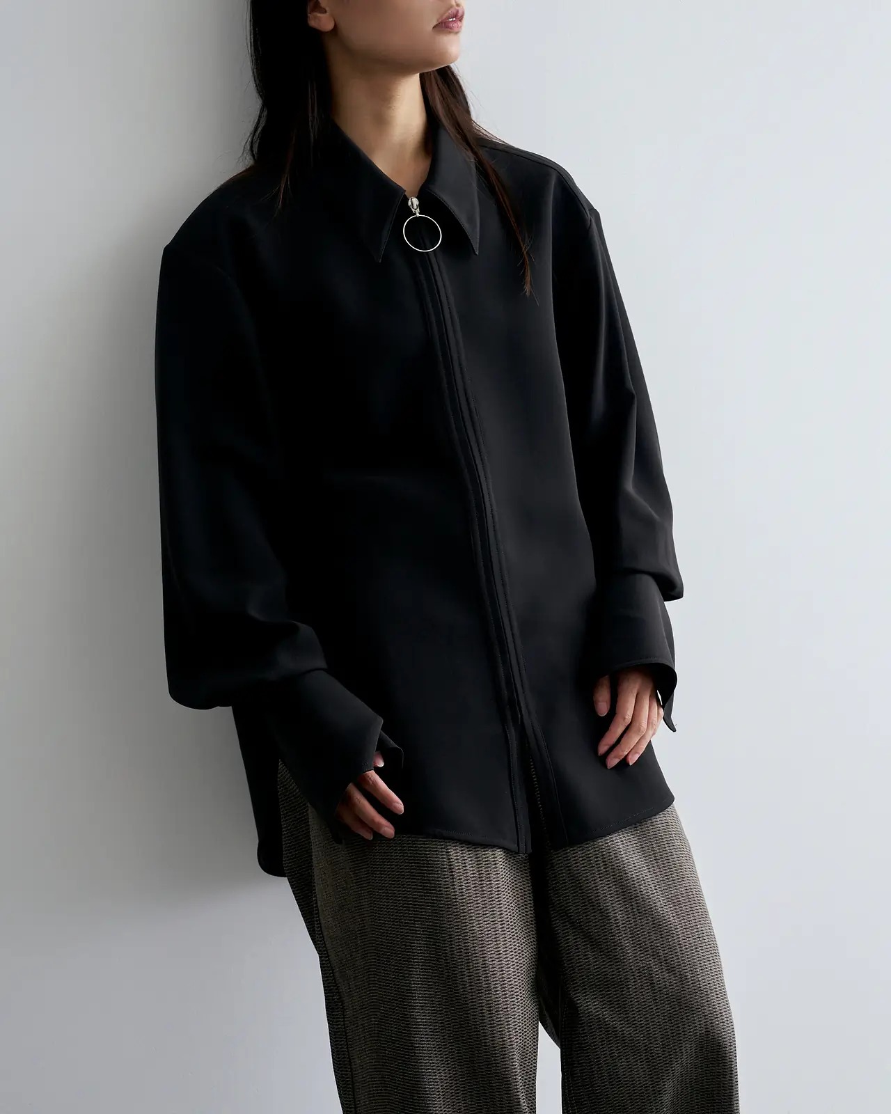 ハトラのシャツを着たモデル