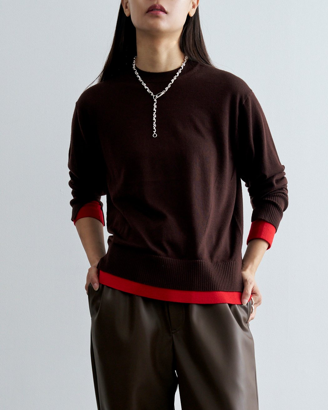 チノのニットを着たモデル