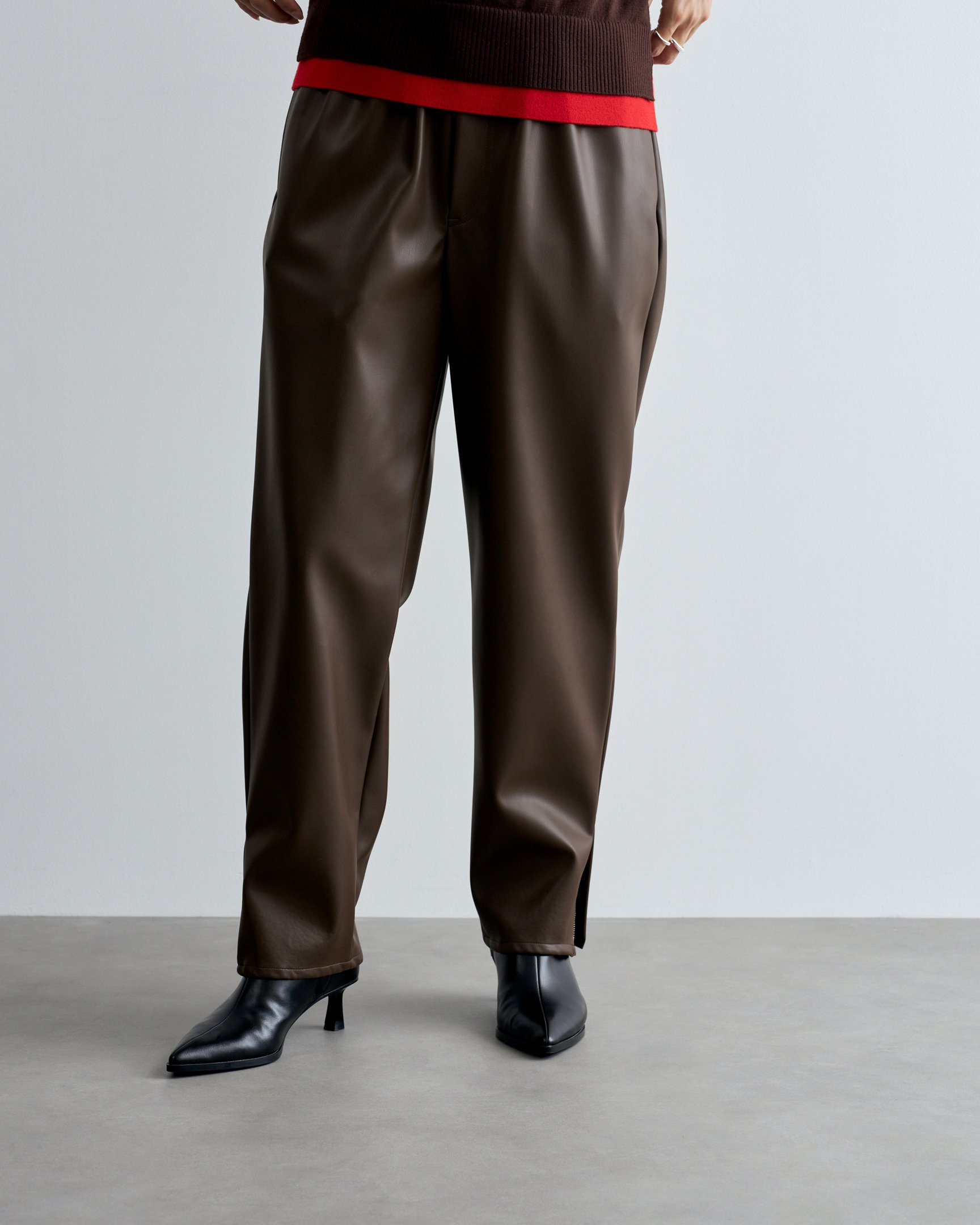 チノのボトムスを穿いたモデル