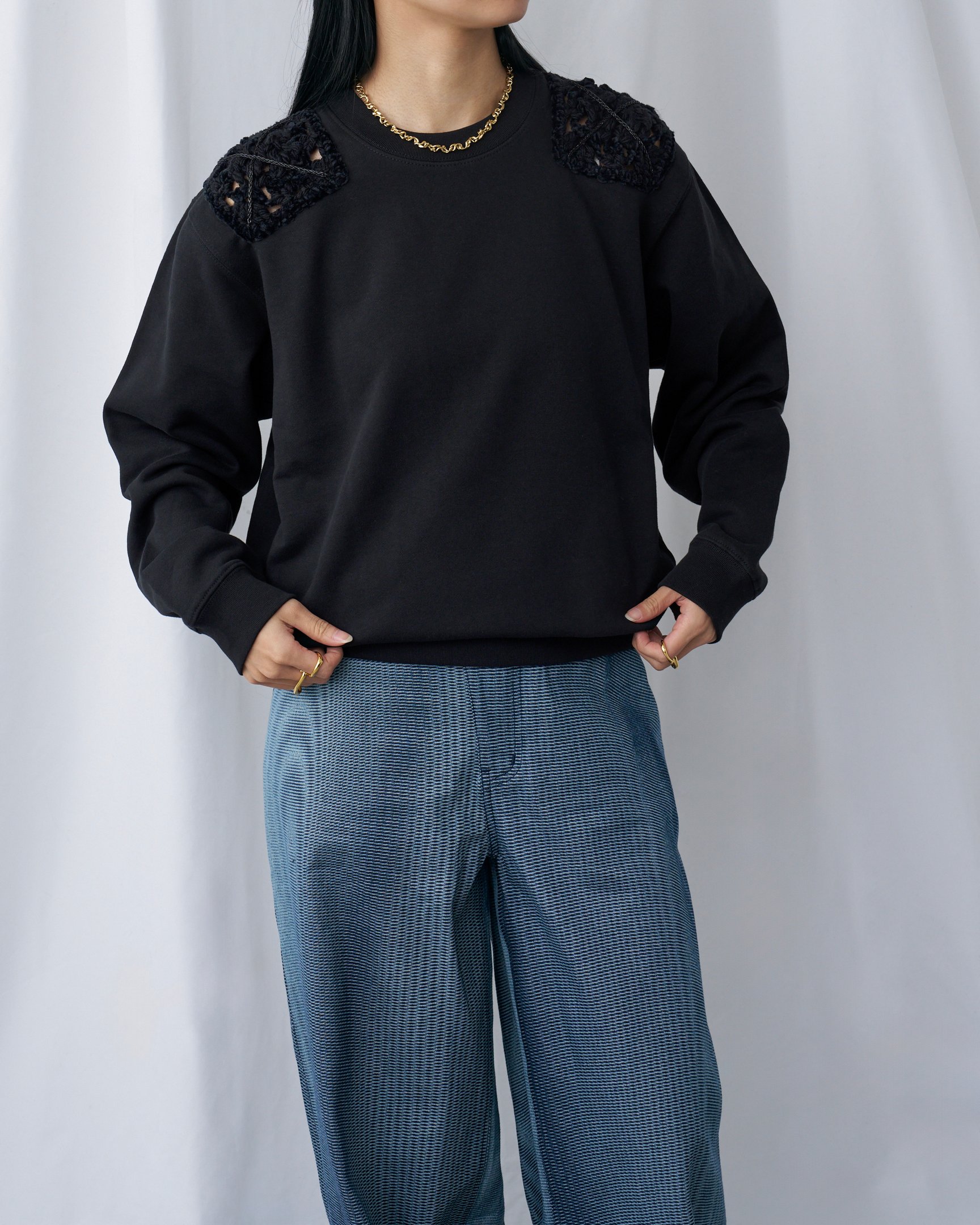 オダカのニットを着たモデル