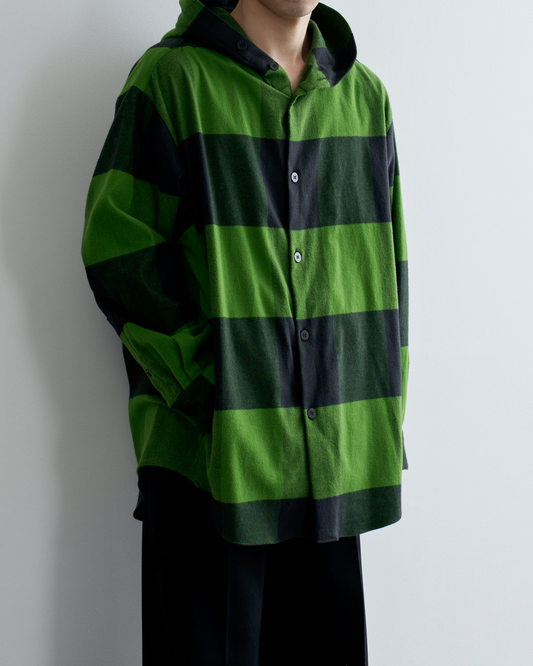 オーバーコートのシャツを着たモデル