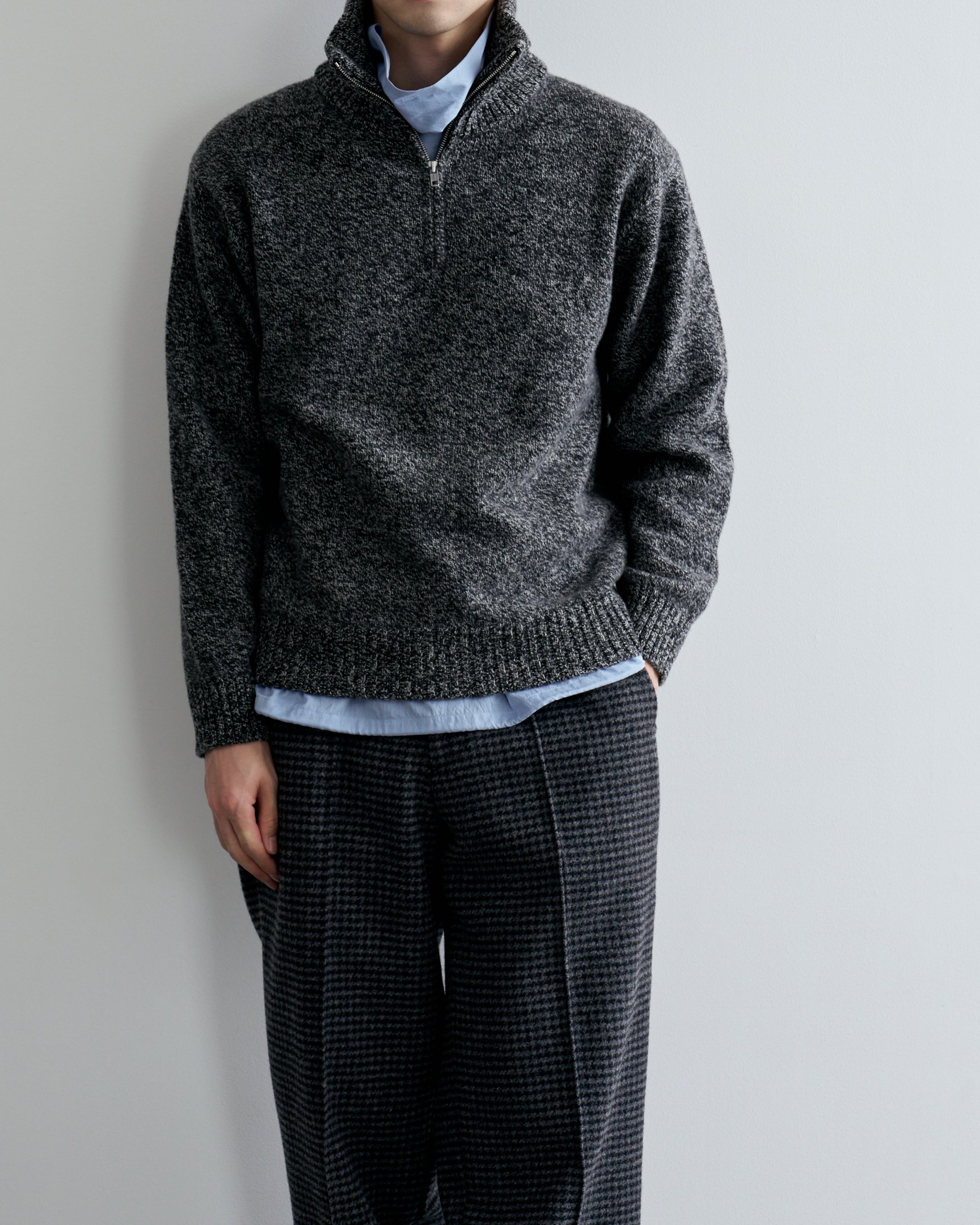 エイトンのニットを着たモデル