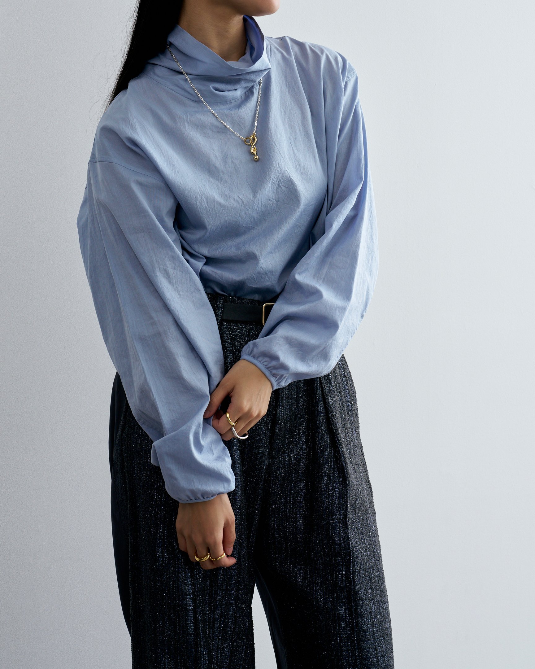 エイトンのシャツを着たモデル