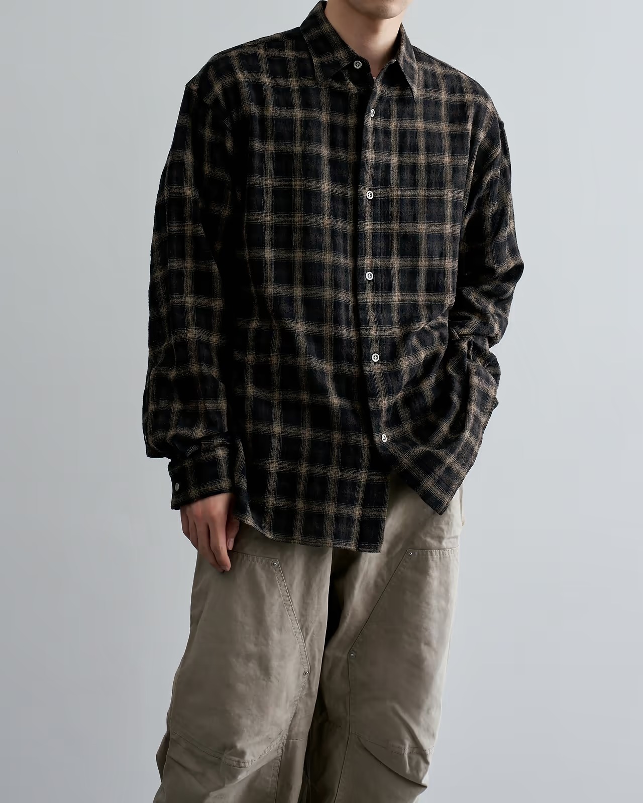 パラトレイトのシャツを着たモデル