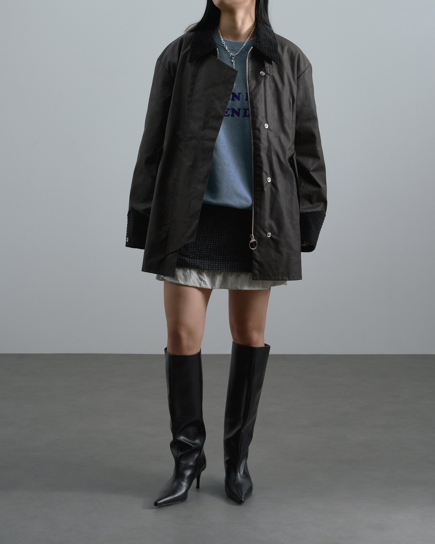 タナカのコートを着たモデル