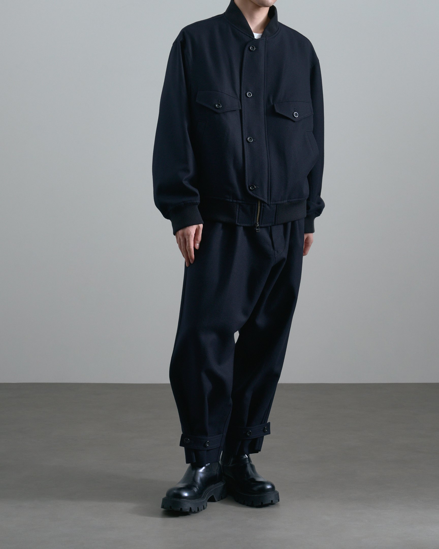 ウジョーのセットアップを着たモデル