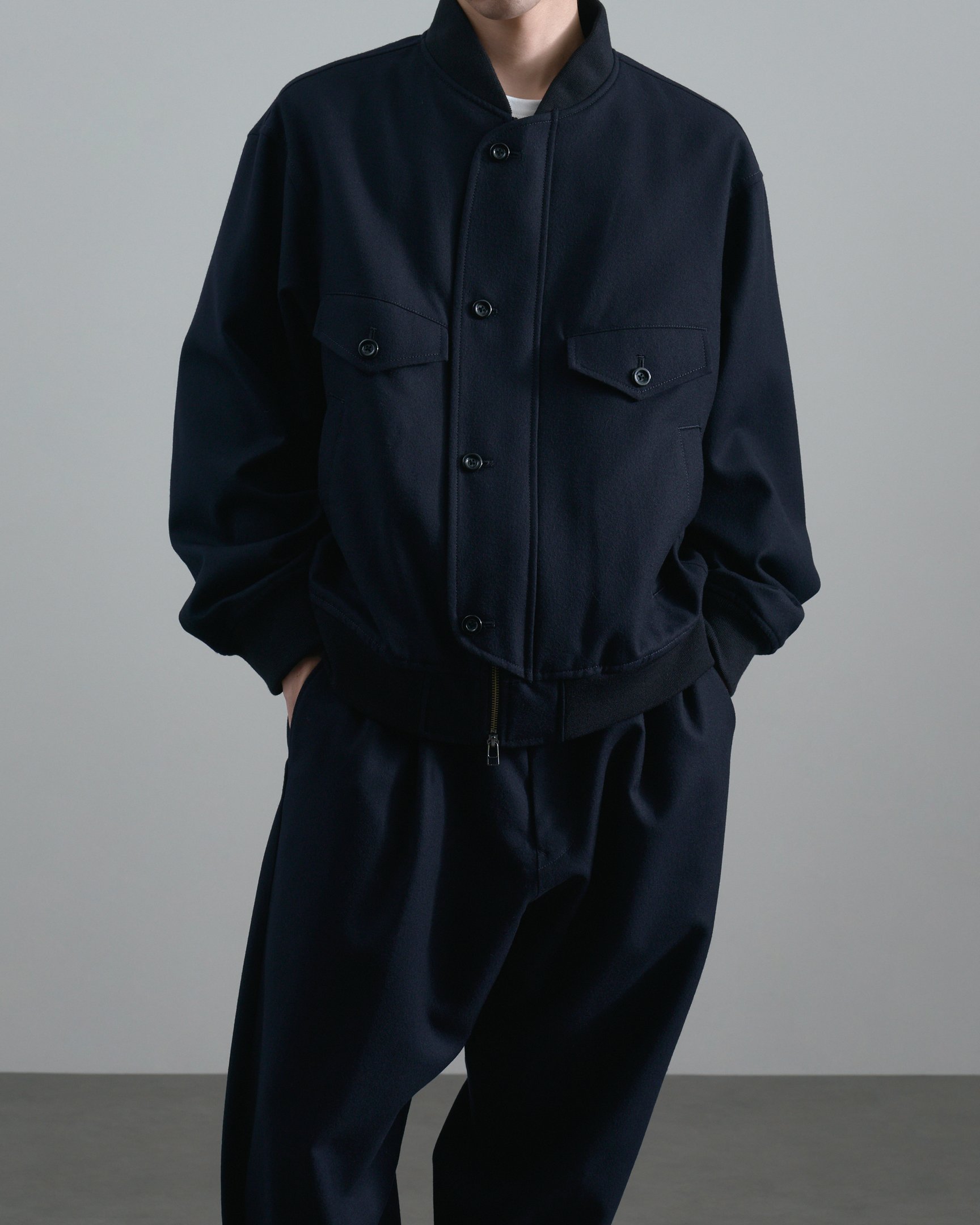 ウジョーのセットアップを着たモデル