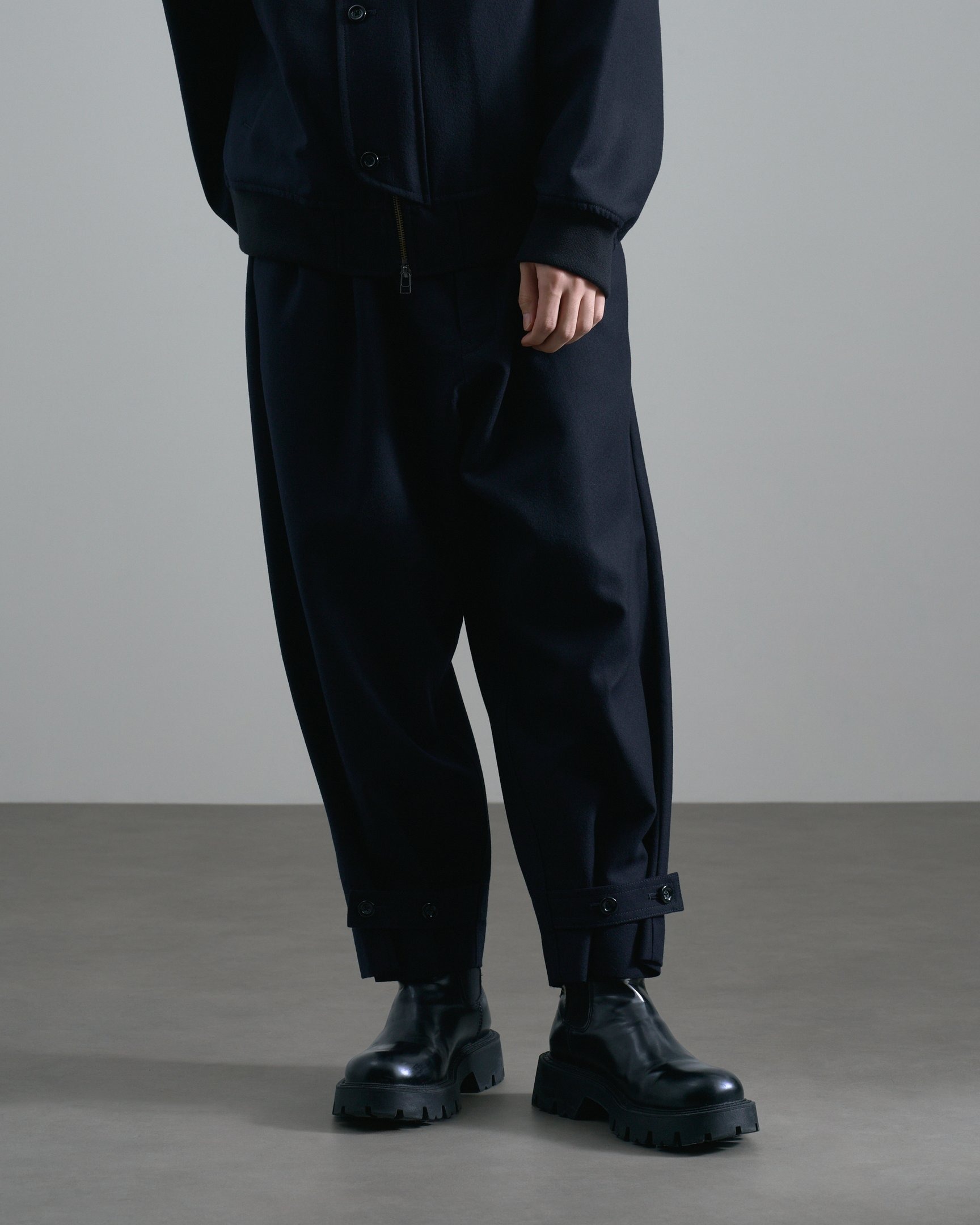 ウジョーのボトムスを穿いたモデル