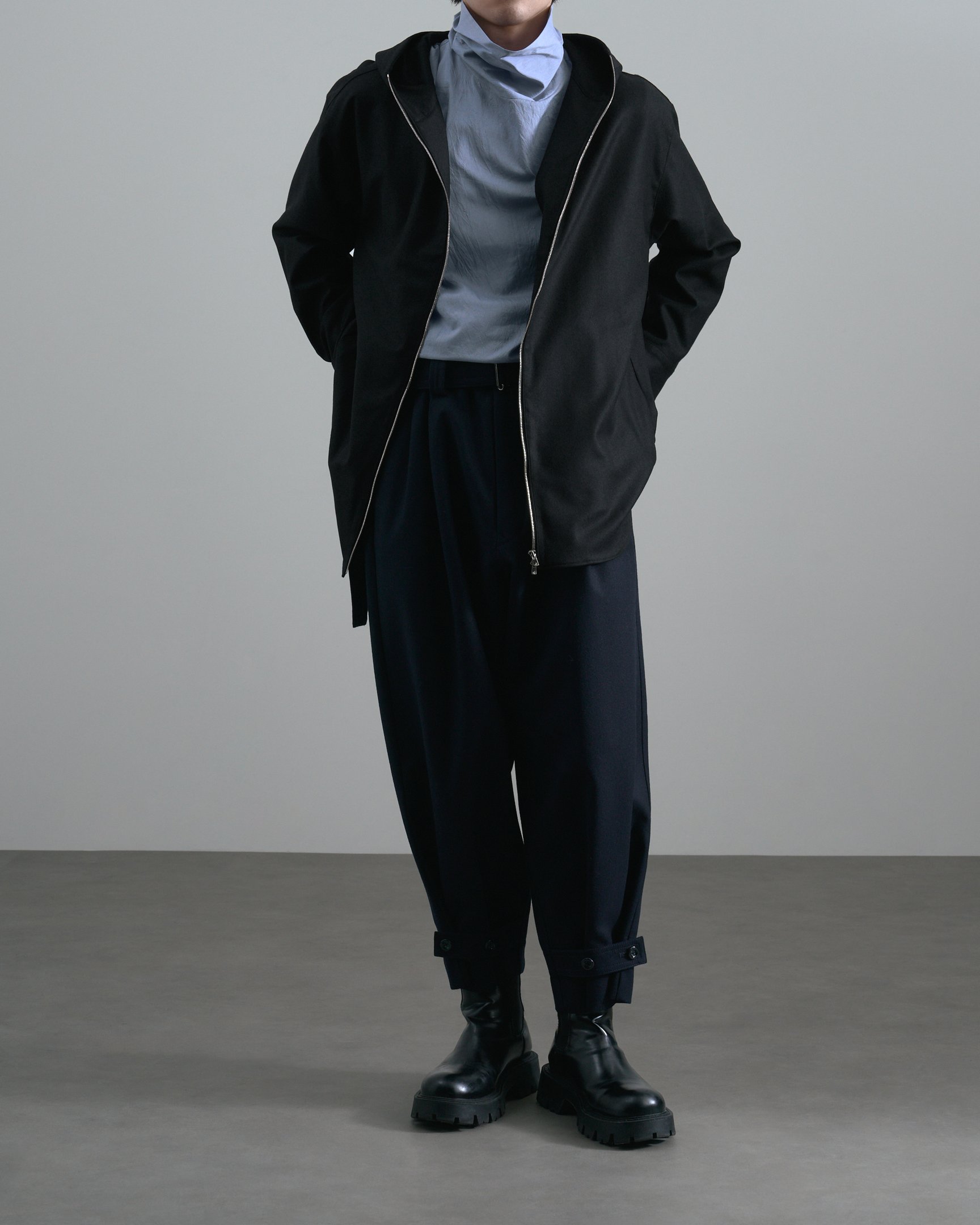 ウジョーのボトムスを穿いたモデル